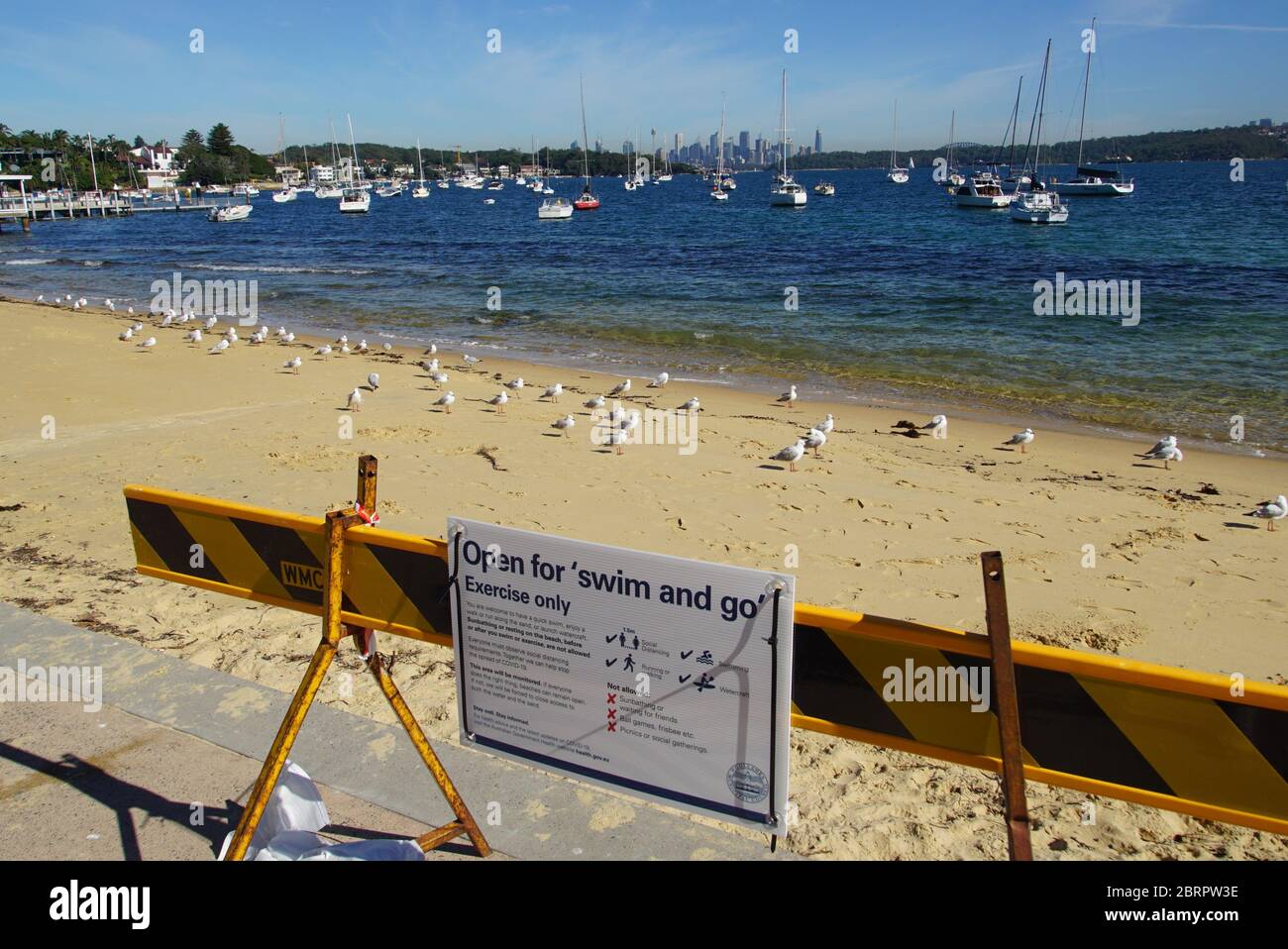 CARTELLO SWIM & GO con una vista dello skyline di Sydney durante le restrizioni di Coronavirus Foto Stock