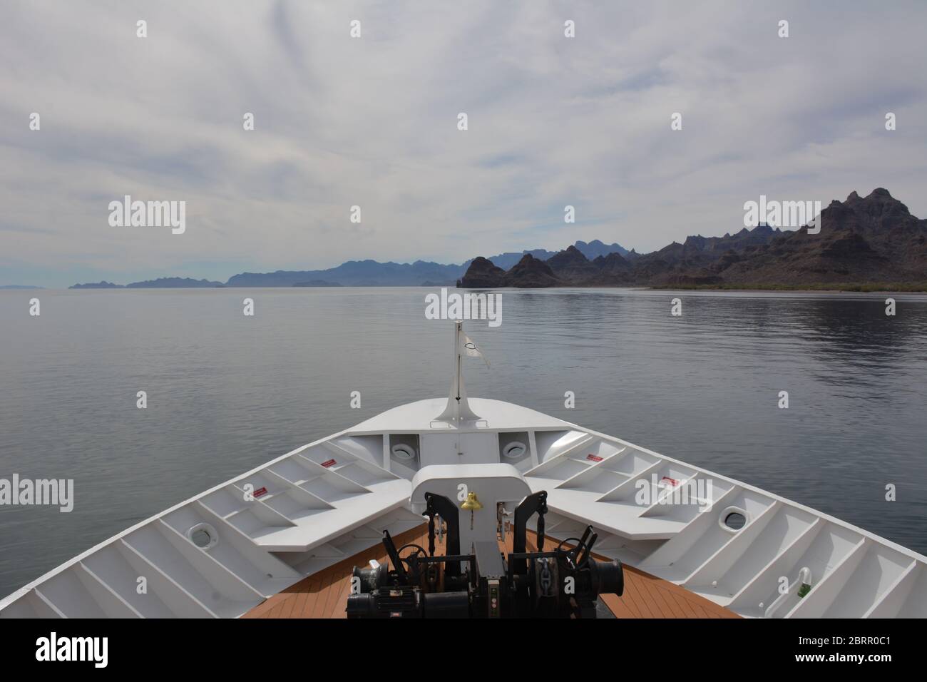 Piccola nave da crociera il Safari Voyager tra paesaggi di montagna selvaggia drammatico vicino a Puerto Escondido e Loreto, Mare di Cortez, Baha California sur, Messico. Foto Stock