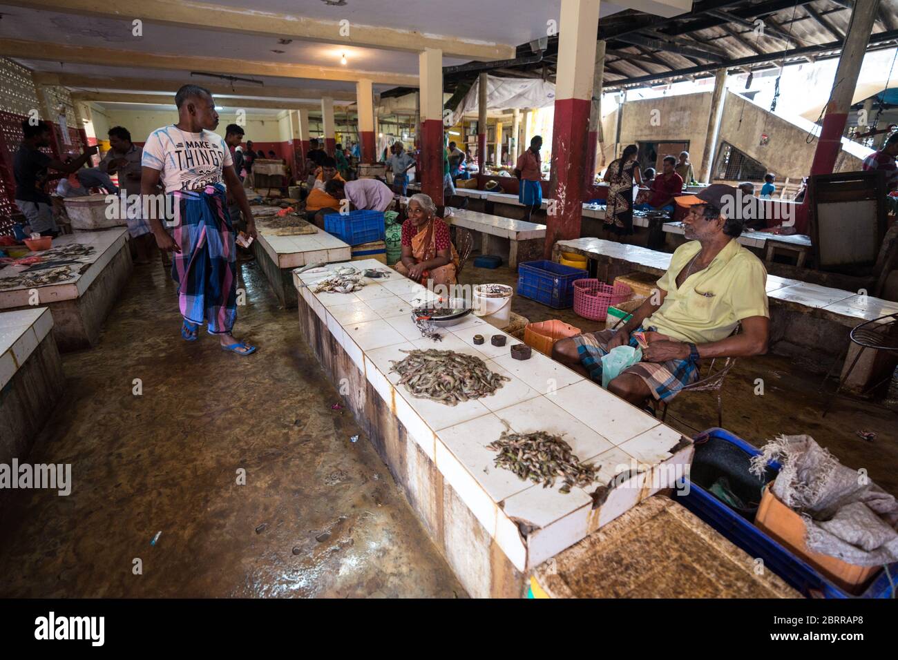 Jaffna / Sri Lanka - 15 agosto 2019: La gente che vende il mercato locale del pesce nella città di Jaffna Foto Stock