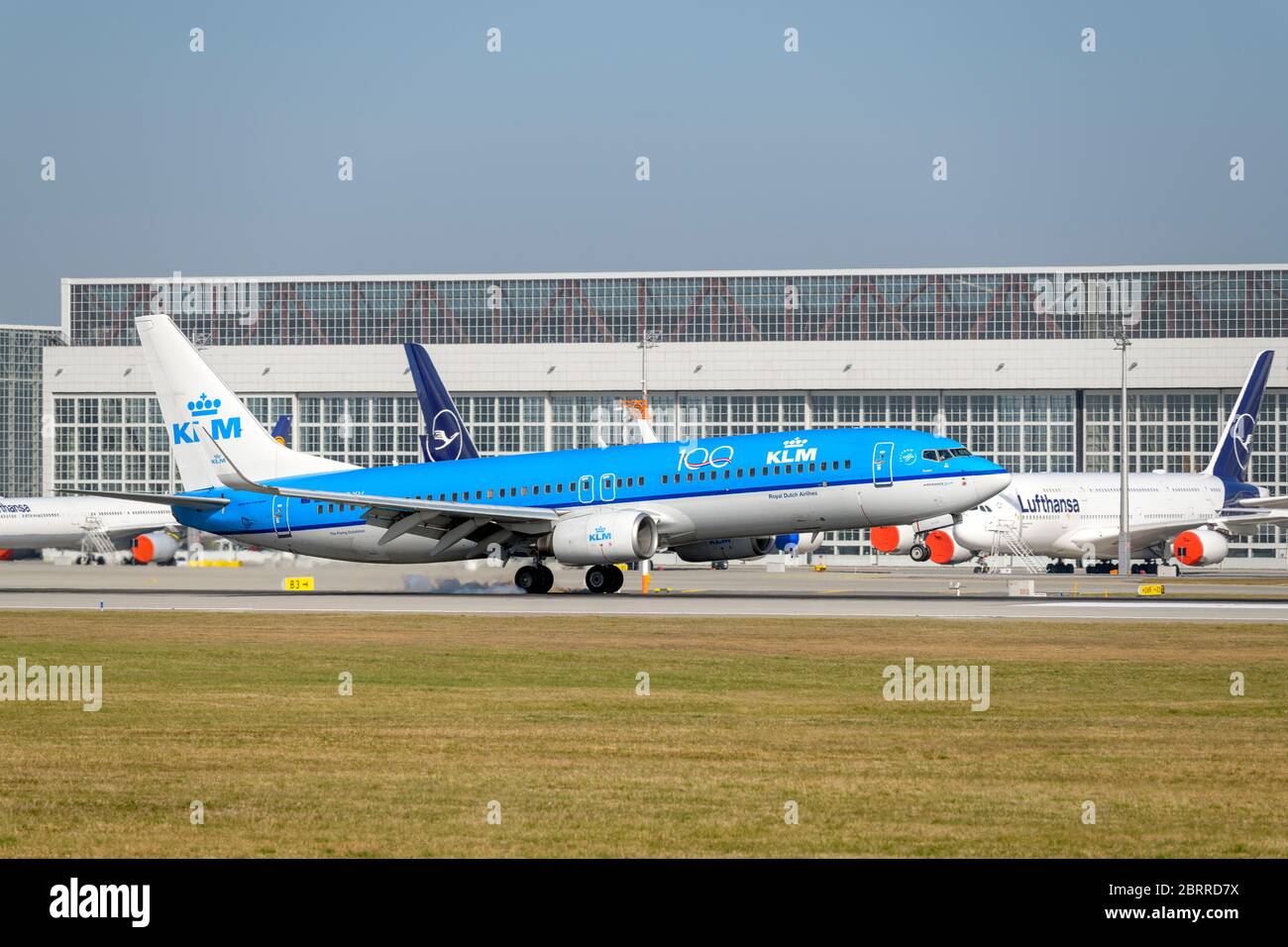 Monaco, Germania - Marzo 27. 2020 : KLM Royal Dutch Airlines Boeing 737-8K2 con la registrazione dell'aeromobile PH-BXV nell'avvicinamento alla runwa meridionale Foto Stock