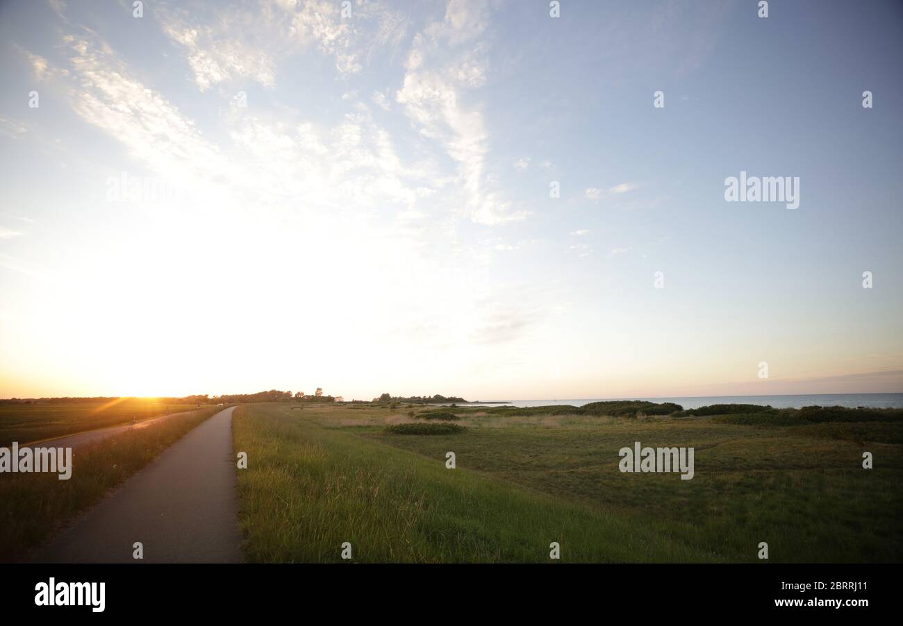 Hohwacht, Germania. 2020. Firo: 21.05.2020 Mar Baltico, baldacchino, spiaggia, dyke marino, tramonto, Hohwachter Bucht Fischerbote, Schleswig-Holstein | Use Worldwide Credit: dpa/Alamy Live News Foto Stock