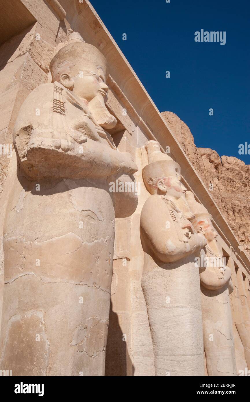 Grande statua all'ingresso dell'antico tempio egiziano di Hatshetup a Luxor con colonne Foto Stock