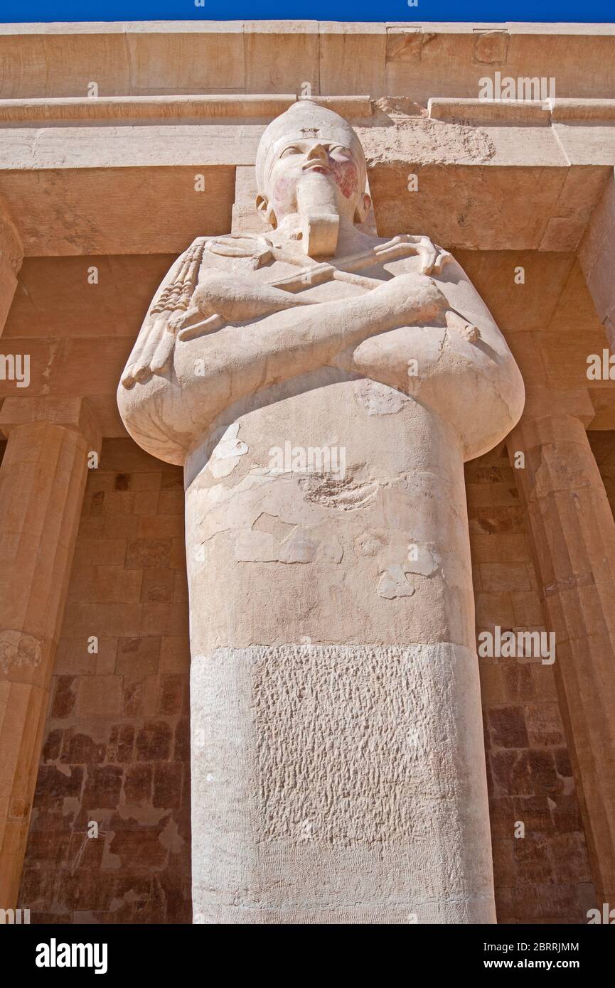 Grande statua all'ingresso dell'antico tempio egiziano di Hatshetup a Luxor con colonne Foto Stock