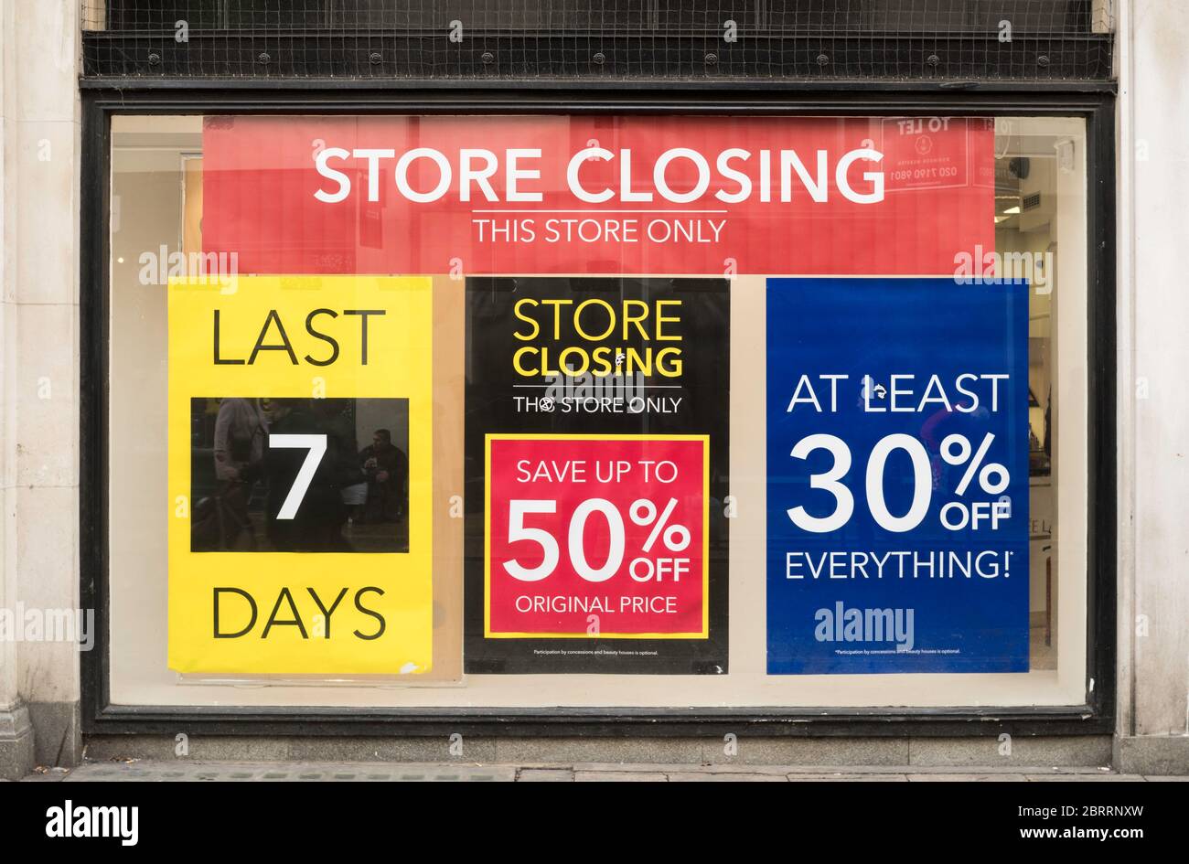 Avvisi nella finestra del negozio Debenhams a York che afferma che il negozio sta chiudendo, dicembre 2019, Yorkshire, Inghilterra, Regno Unito Foto Stock