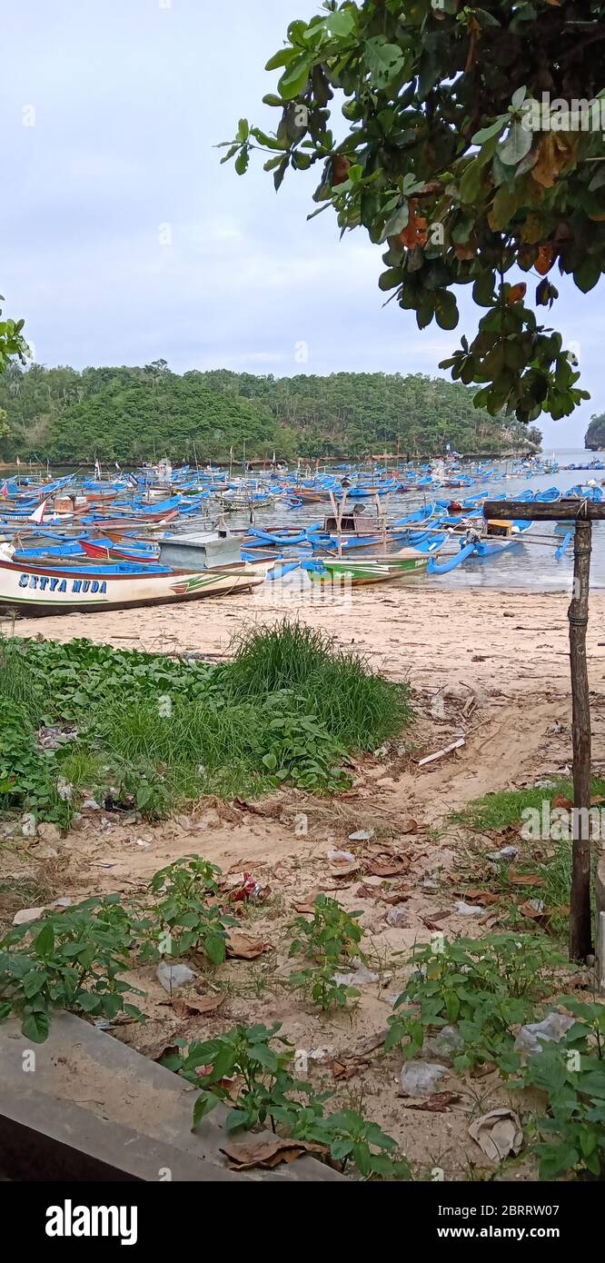 molte barche in legno sulla spiaggia sono in fase di preparazione per la vela Foto Stock