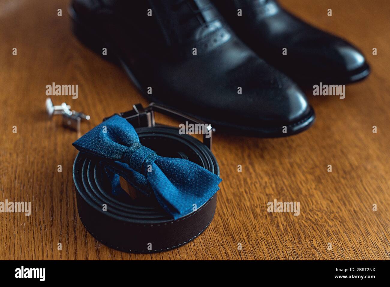 Primo piano degli accessori uomo moderno. Cravatta blu, scarpe in pelle, cintura e gemelli Foto Stock