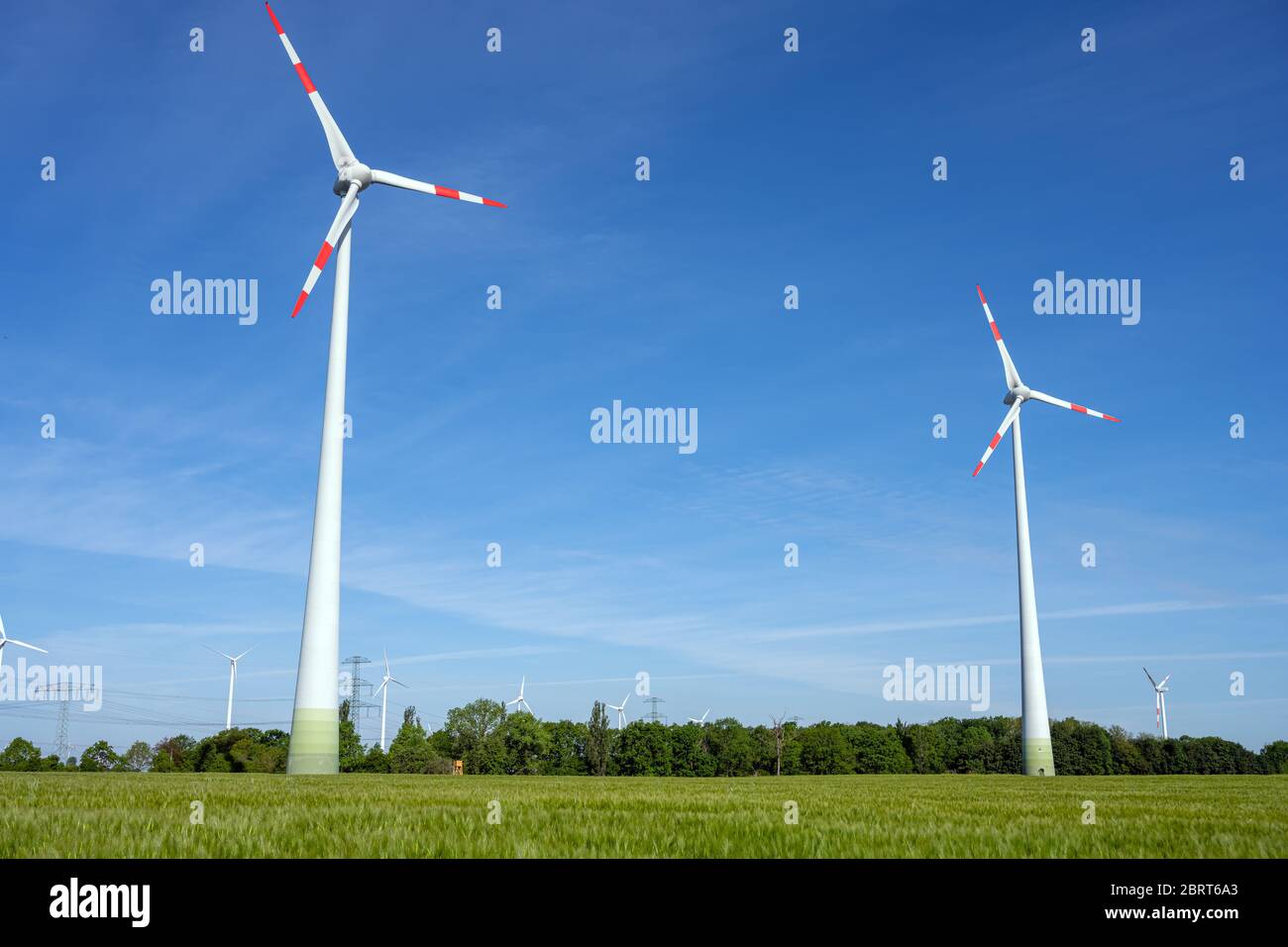 Turbine eoliche moderne con un cielo azzurro e limpido visto in Germania Foto Stock