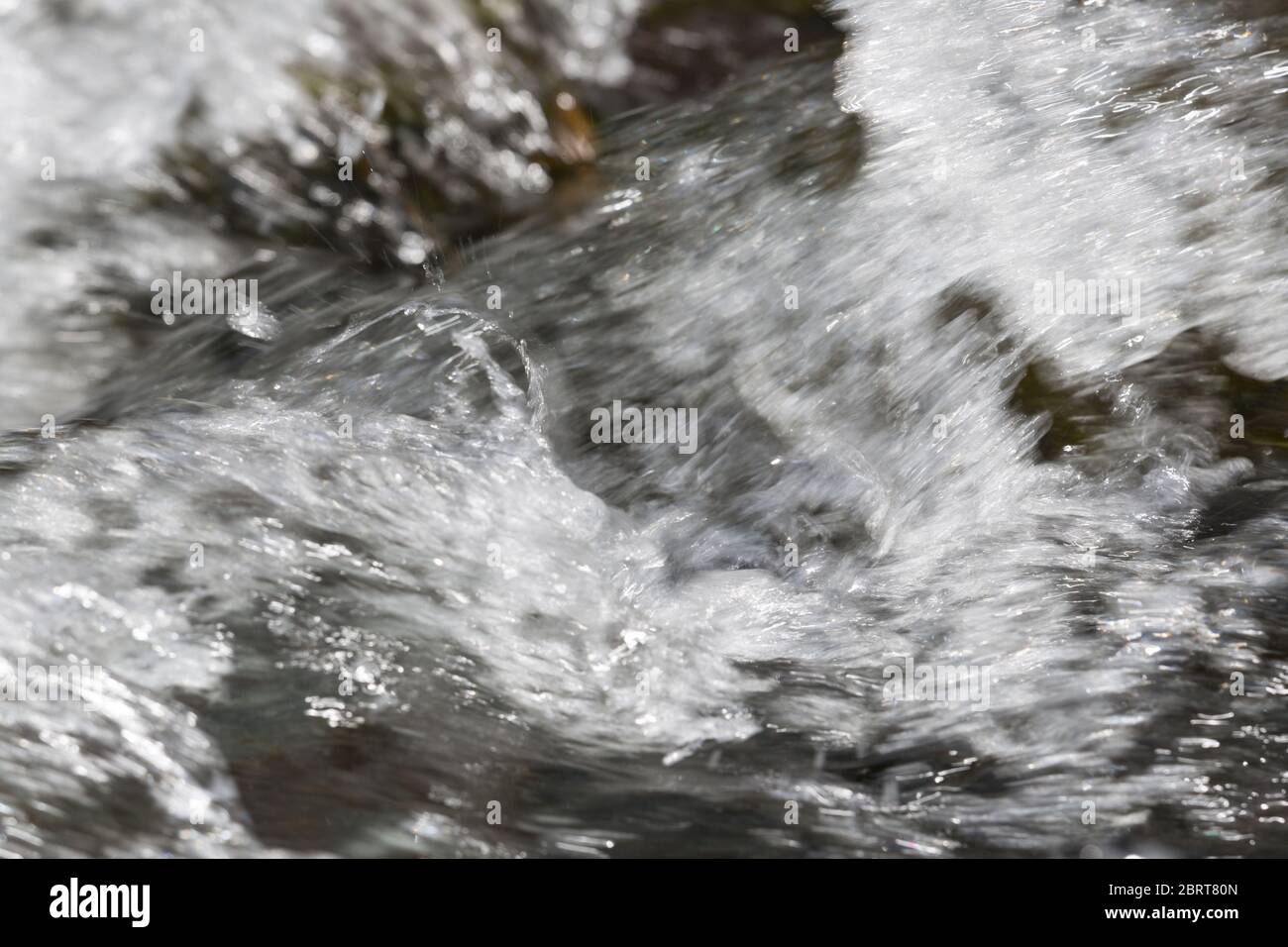 vista ravvicinata sul movimento dinamico del flusso d'acqua naturale Foto Stock