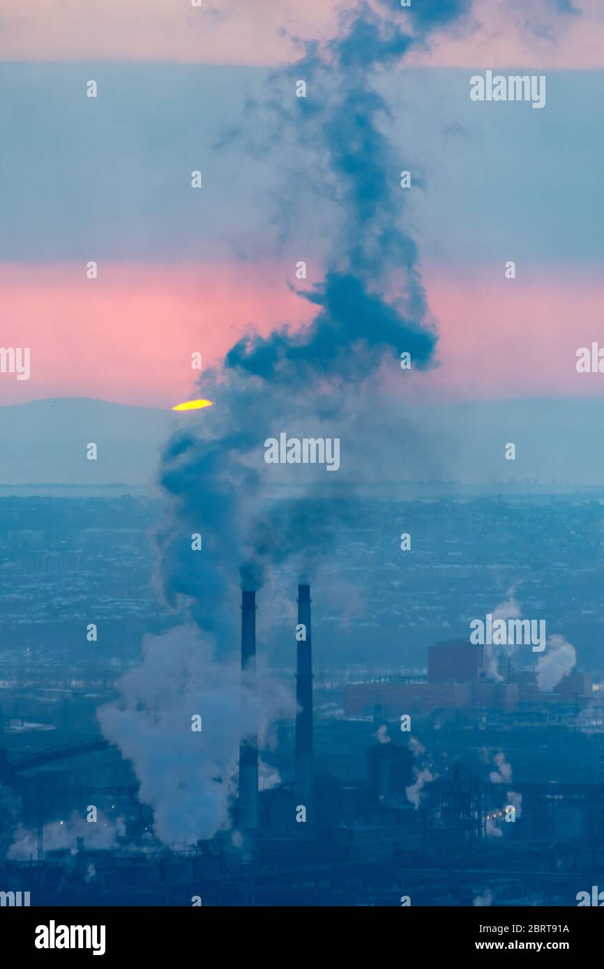 Vista della pianta Metallurgica di Magnitogorsk. Impianto con tubi e fumo. Panorama del complesso industriale di magnitogorsk. Emissioni di inquinanti atmosferici. Foto Stock