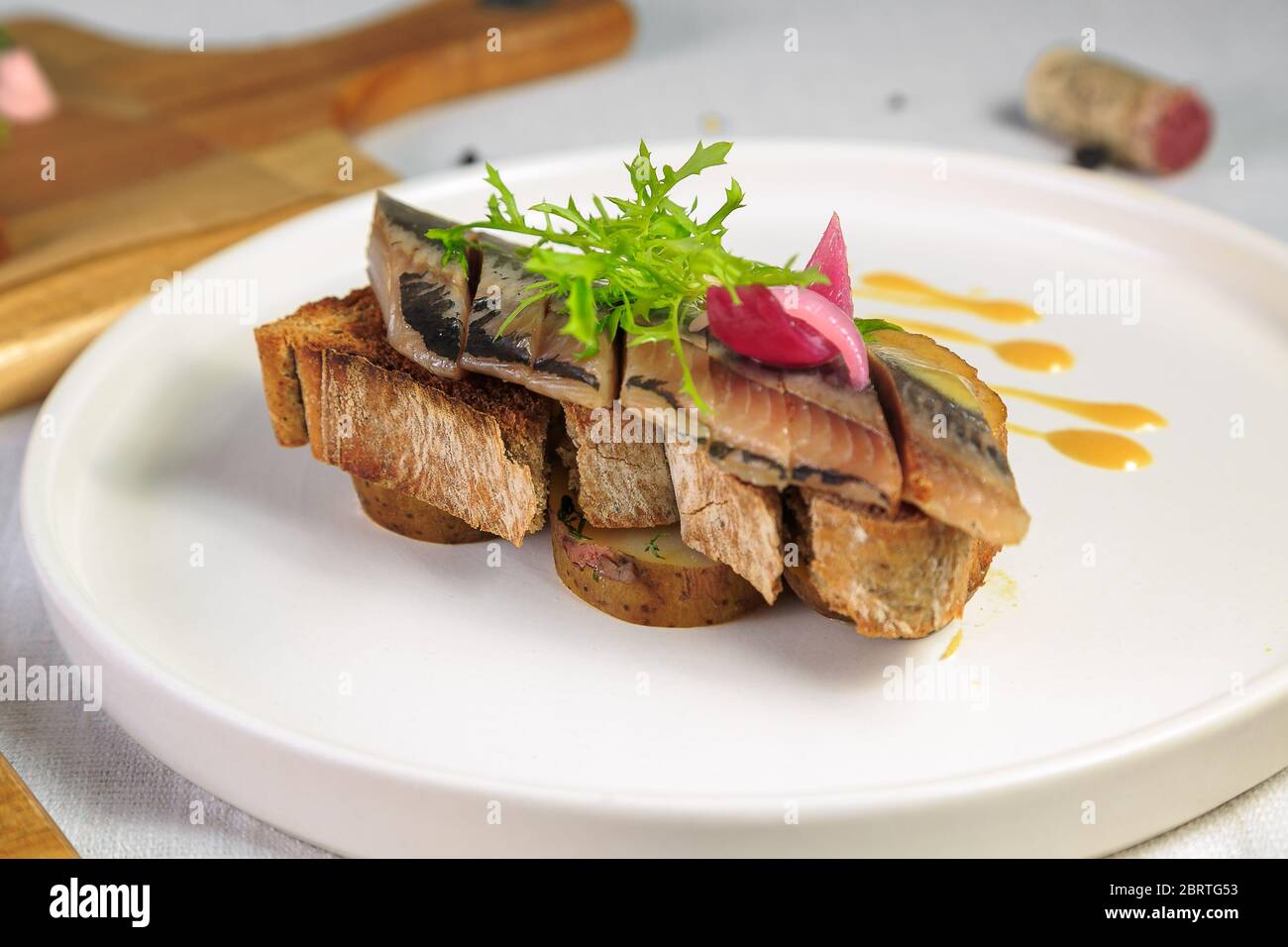 Toast di aringhe tostato bianco piatto primo piano Foto Stock