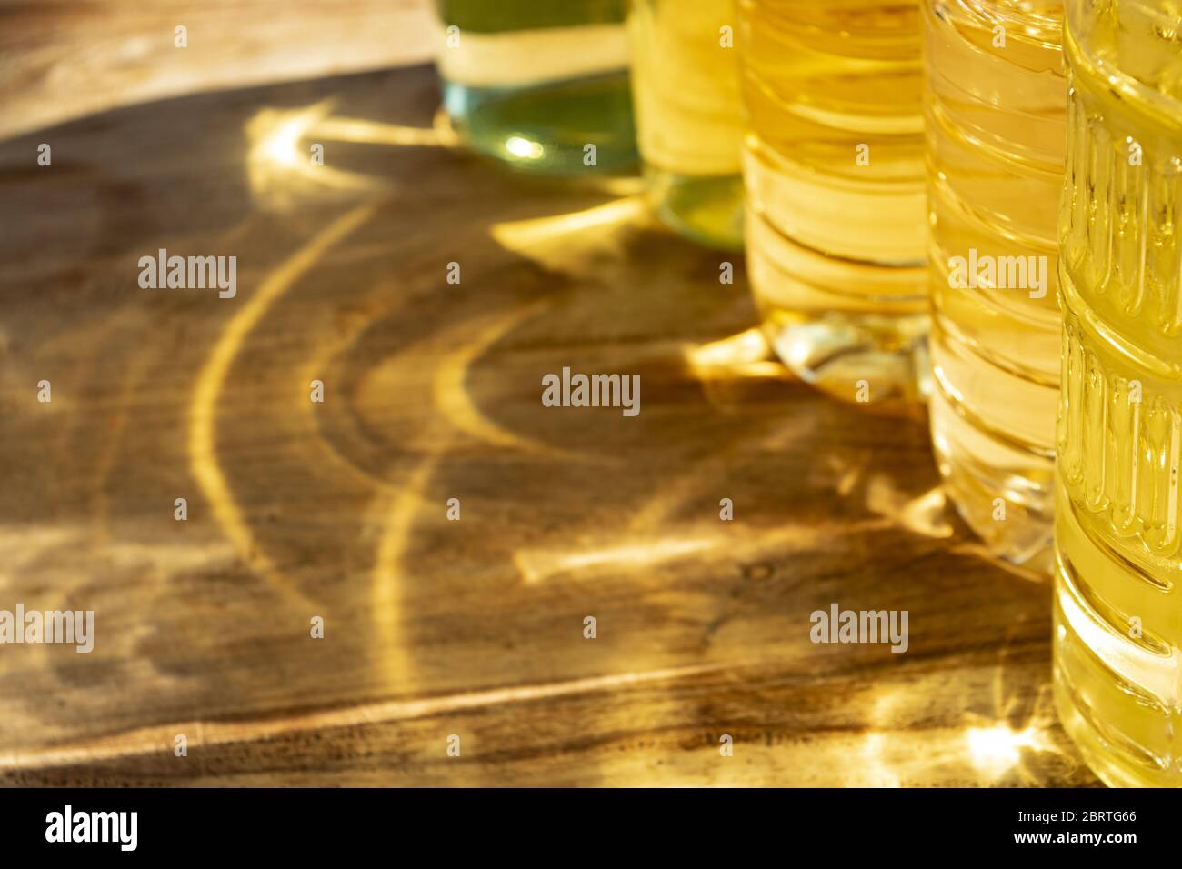 riflessi di luce gialla realizzati con raggi solari e bottiglie di olio Foto Stock