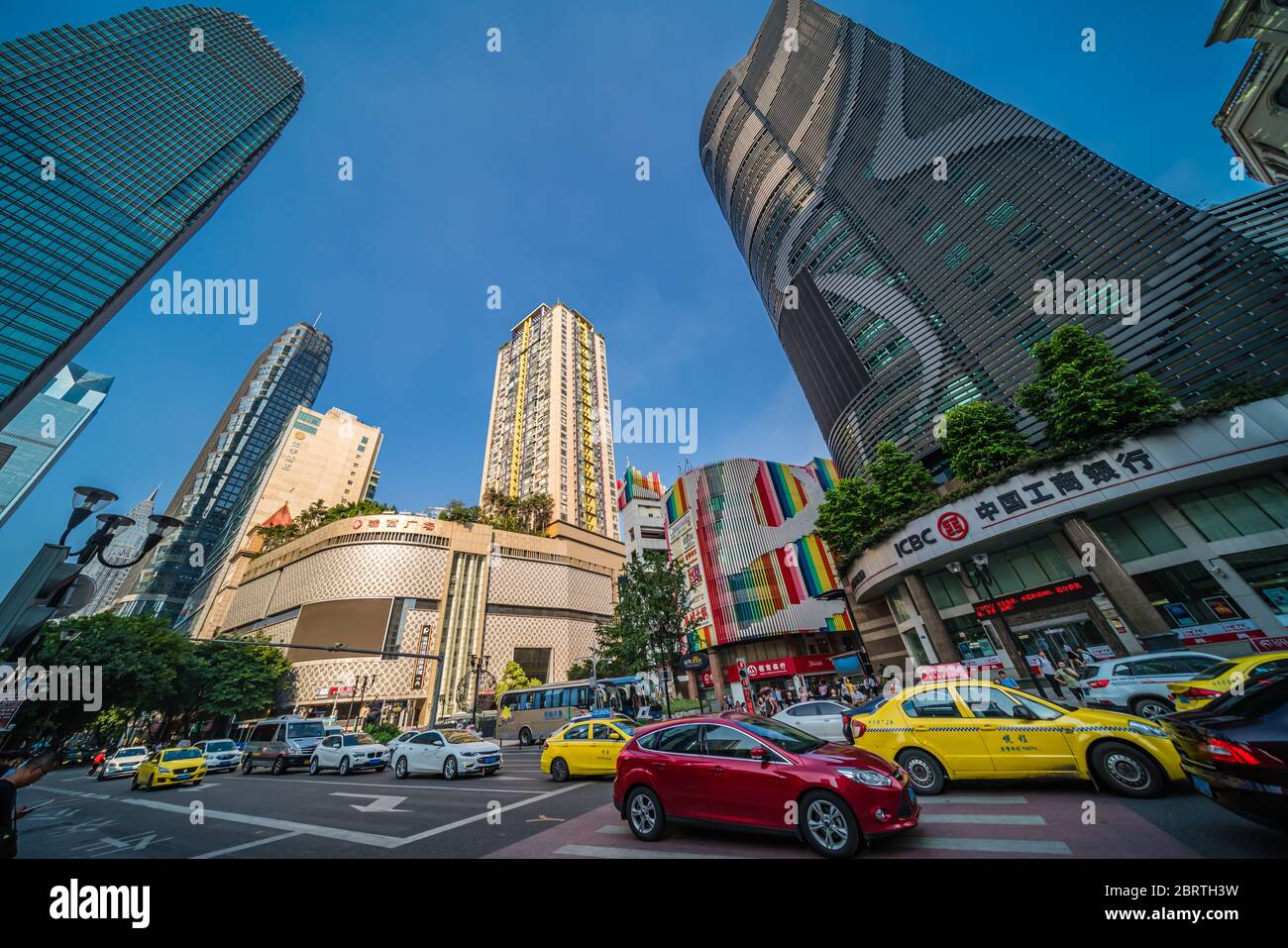 Chongqing, Cina - Agosto 2019 : Auto e taxi gialli che guidano sulle strade trafficate e congestionate della città Foto Stock