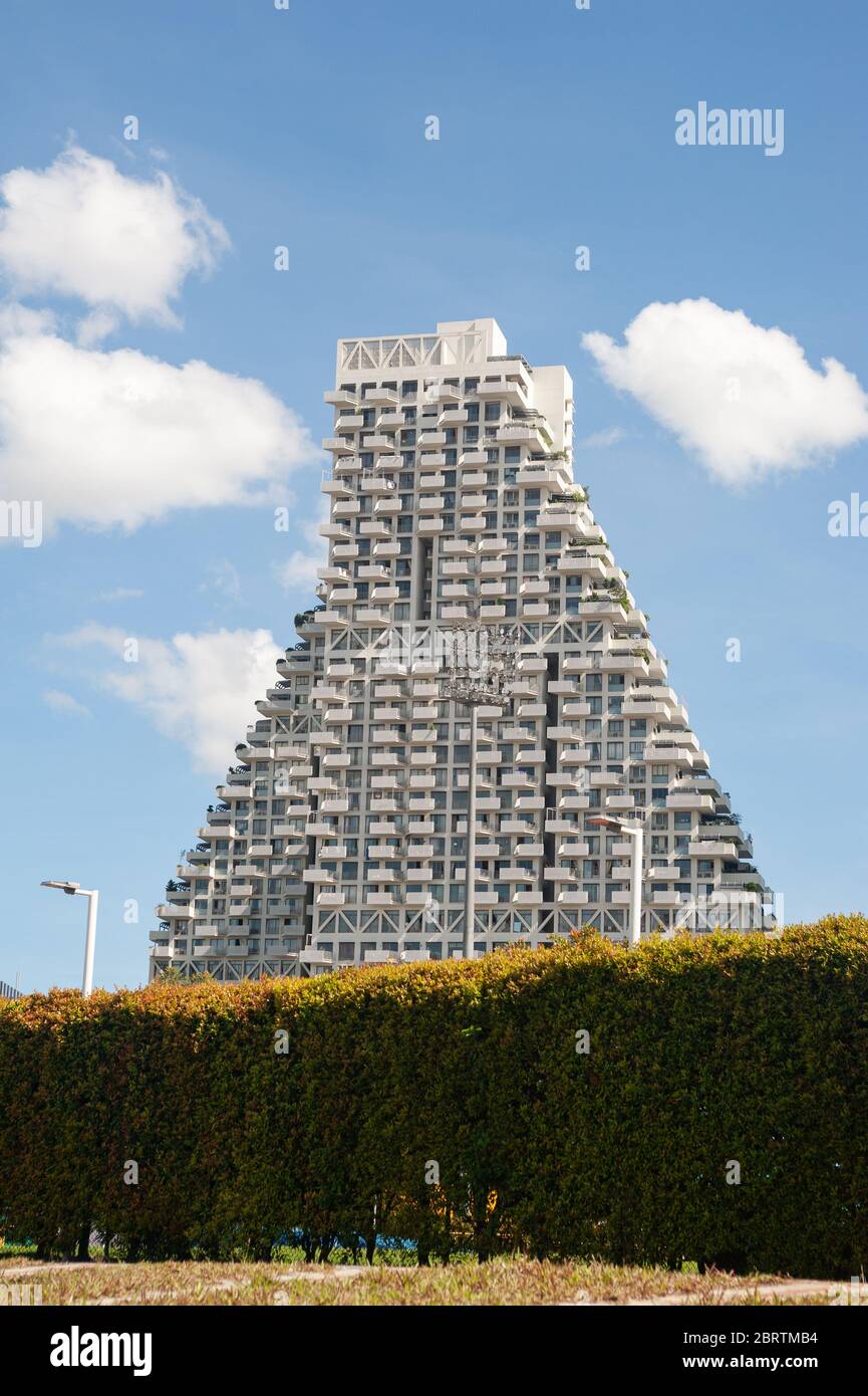 09.05.2020, Singapore, Repubblica di Singapore, Asia - Vista dell'alto complesso condominiale Sky Habitat situato nel quartiere cittadino di Bishan. Foto Stock