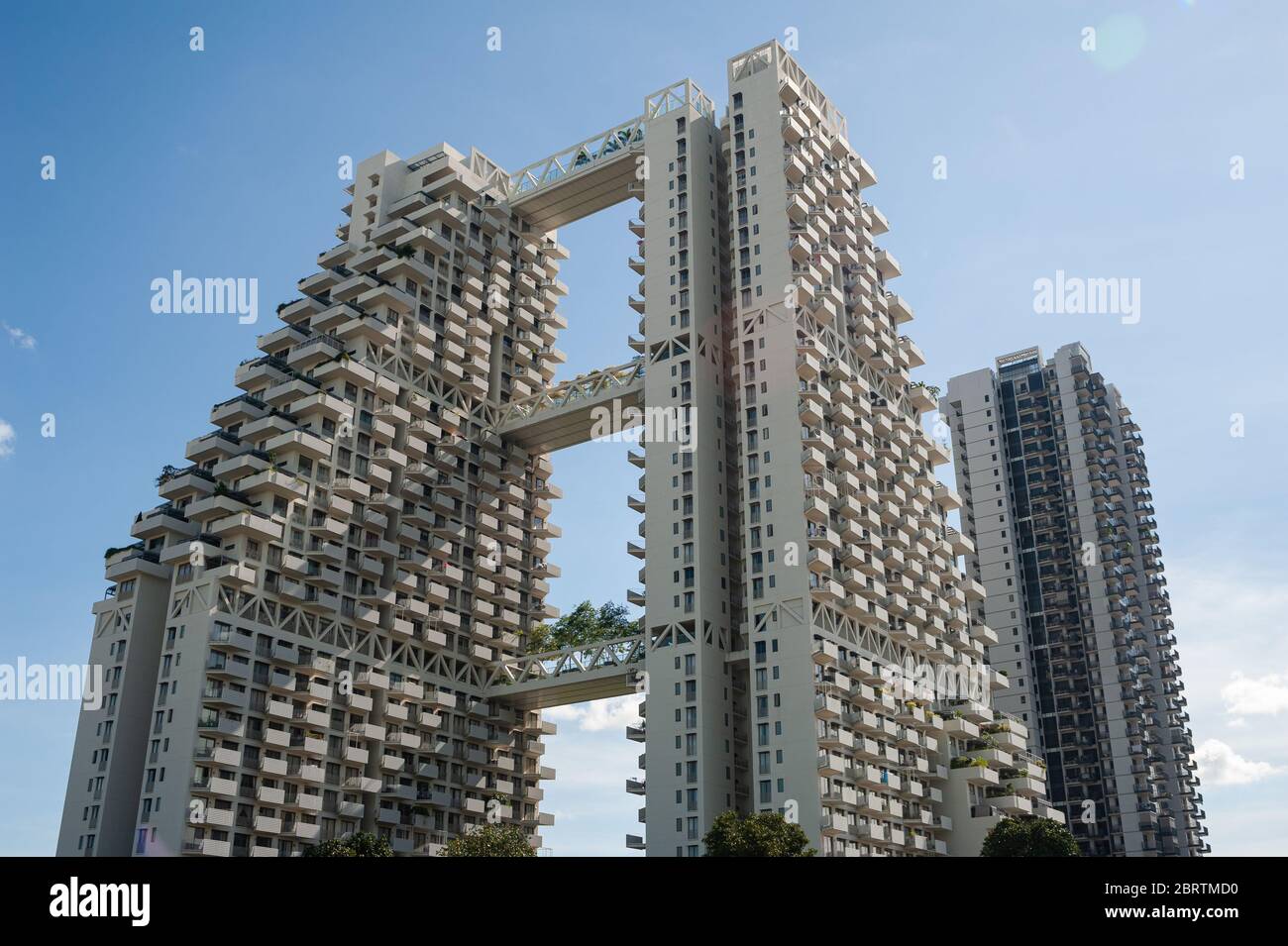 09.05.2020, Singapore, Repubblica di Singapore, Asia - Vista dell'alto complesso condominiale Sky Habitat situato nel quartiere cittadino di Bishan. Foto Stock