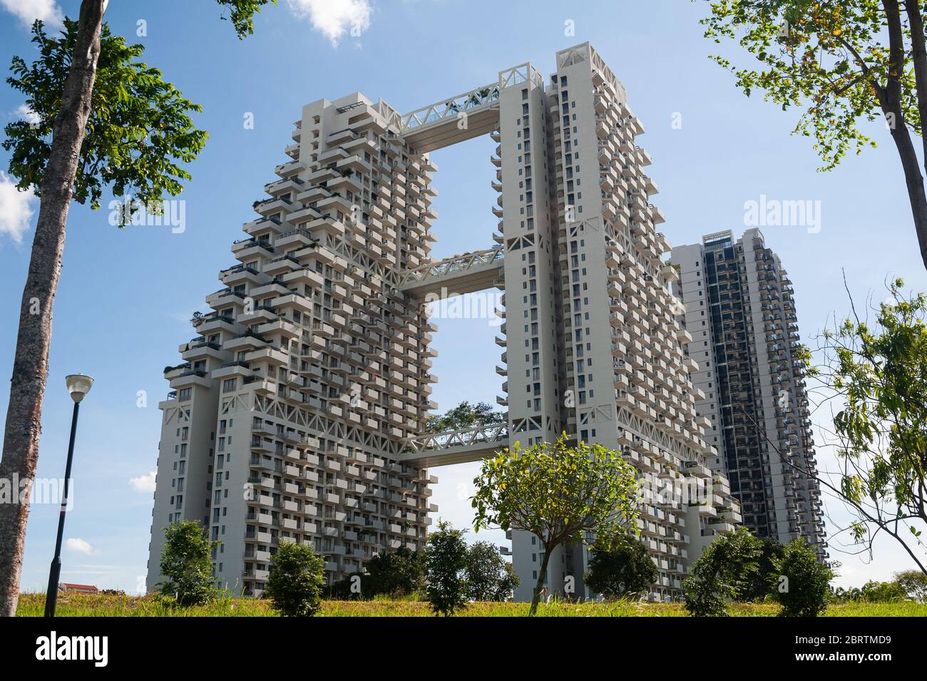 09.05.2020, Singapore, Repubblica di Singapore, Asia - Vista dell'alto complesso condominiale Sky Habitat situato nel quartiere cittadino di Bishan. Foto Stock