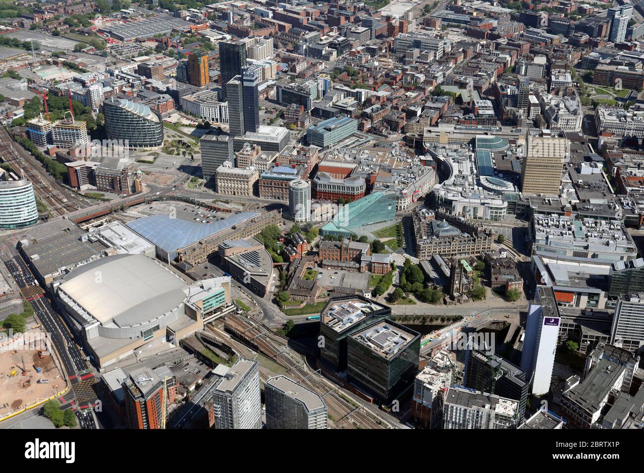 Vista aerea del centro di Manchester con l'Arena, la Victoria Station, la Cattedrale e il Museo Nazionale del Calcio, tutti prominenti Foto Stock