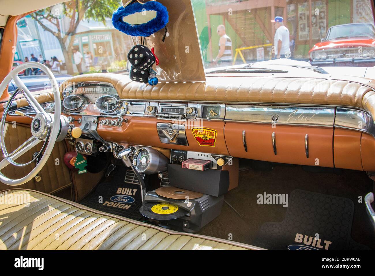 Interno di auto classica alla crociera di Sabato Auto nella città vecchia di Kissimmee, Florida, Stati Uniti. Foto Stock