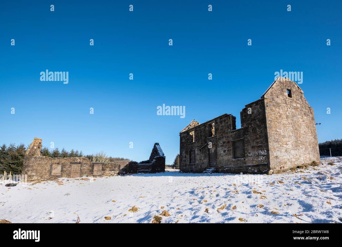 Remoto Derelict cottage in campo innevato nel Lanarkshire, Scozia Foto Stock