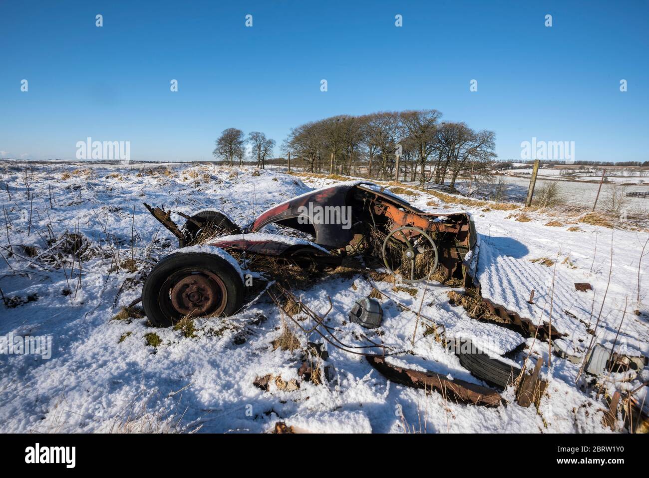 Relitto in un campo innevato nel Lanarkshire, Scozia Foto Stock