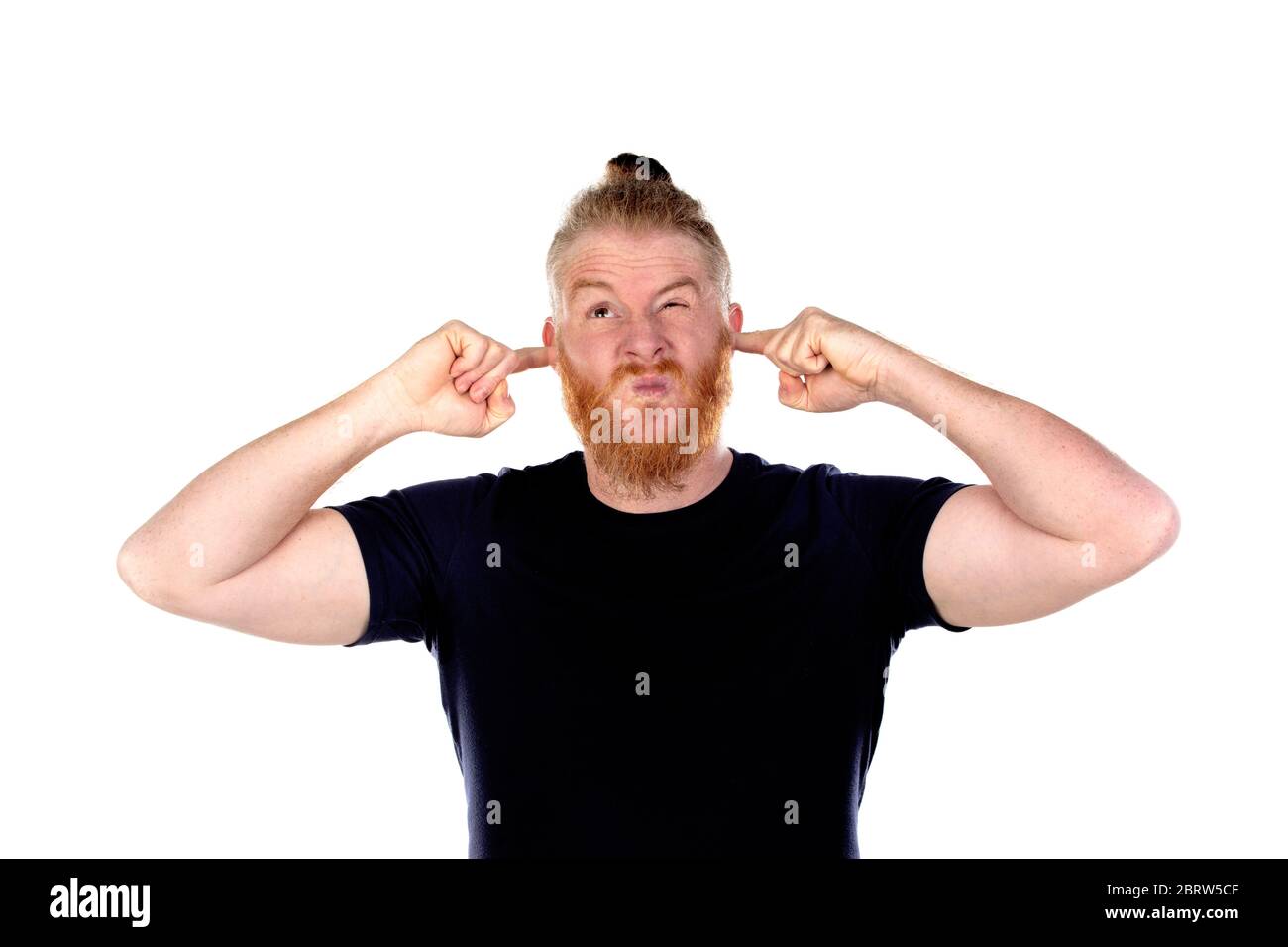 Uomo dai capelli rossi con barba lunga che ricopre le orecchie isolate su uno sfondo bianco Foto Stock