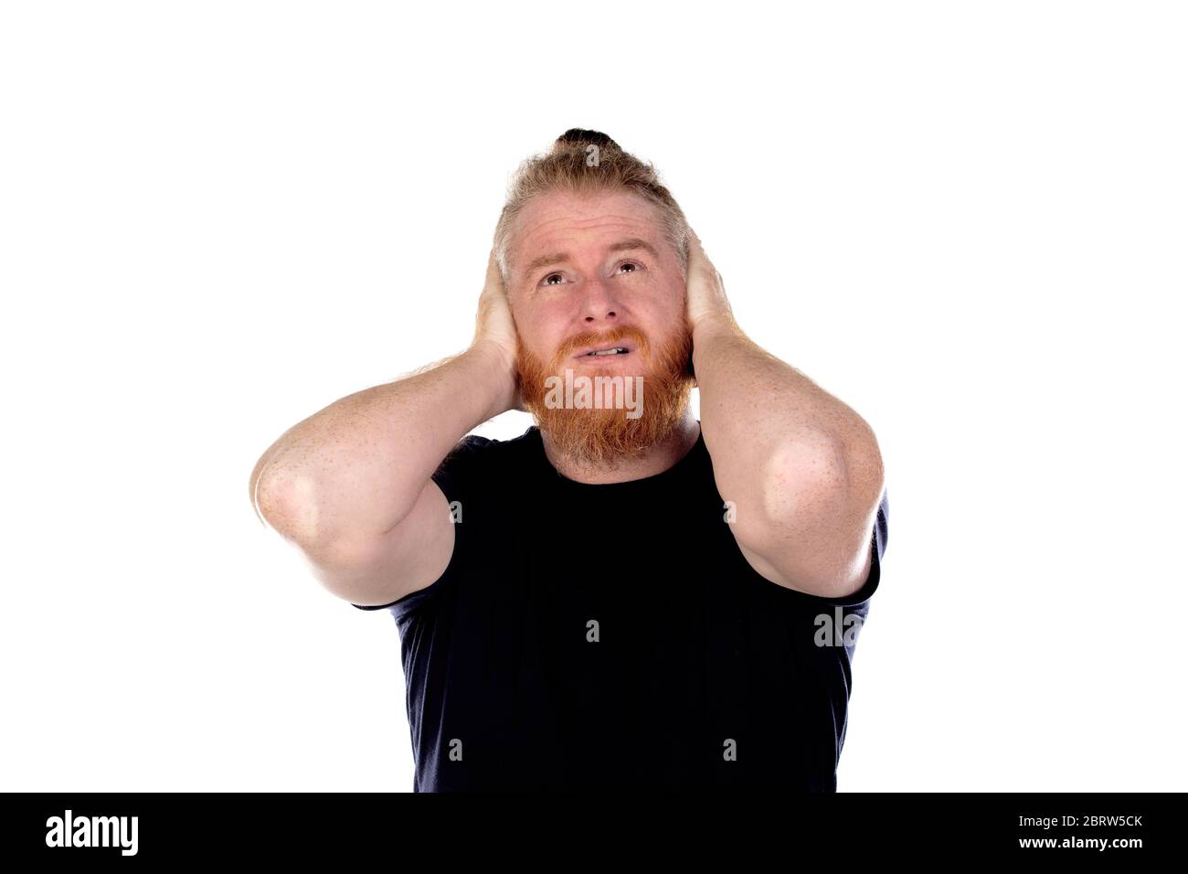 Uomo dai capelli rossi con barba lunga che ricopre le orecchie isolate su uno sfondo bianco Foto Stock
