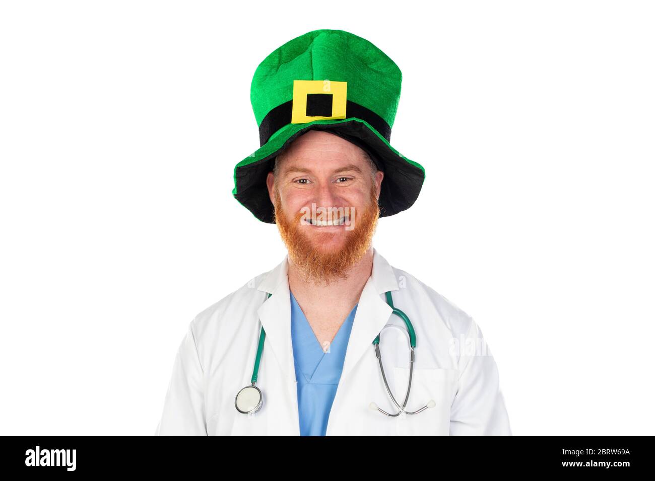 Medico di testa rossa con cappello verde guardando la macchina fotografica isolata su uno sfondo bianco Foto Stock