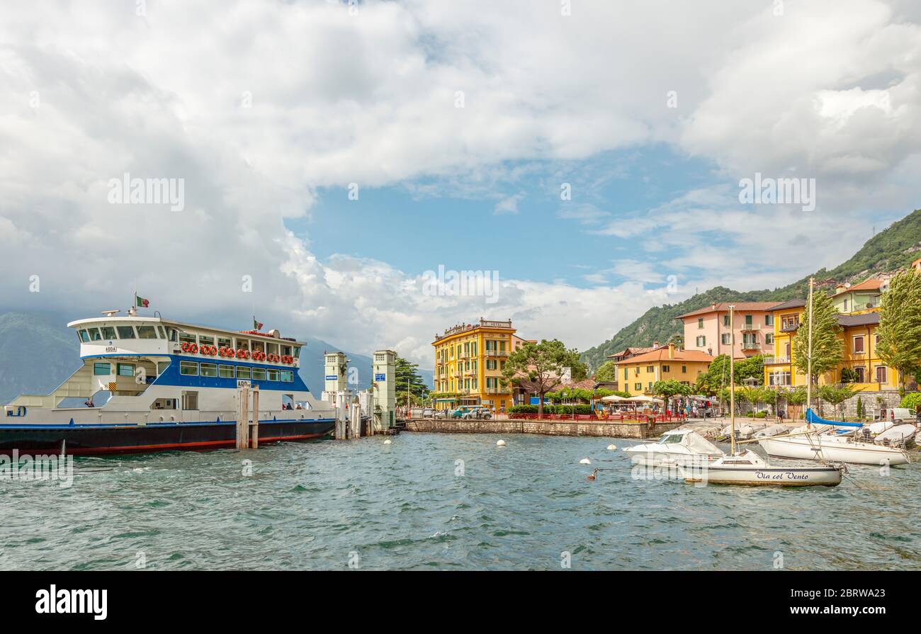 Traghetto per auto al waterfront di Varenna sul lago di Como visto dal lago, Lombardia, Italia Foto Stock