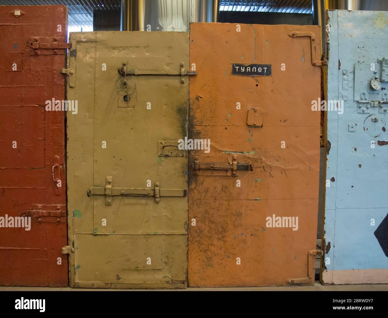 Porte di prigione con chiusura di serrature e portelli nel museo del comunismo e delle occupazioni e la libertà a Tallinn Estonia Foto Stock