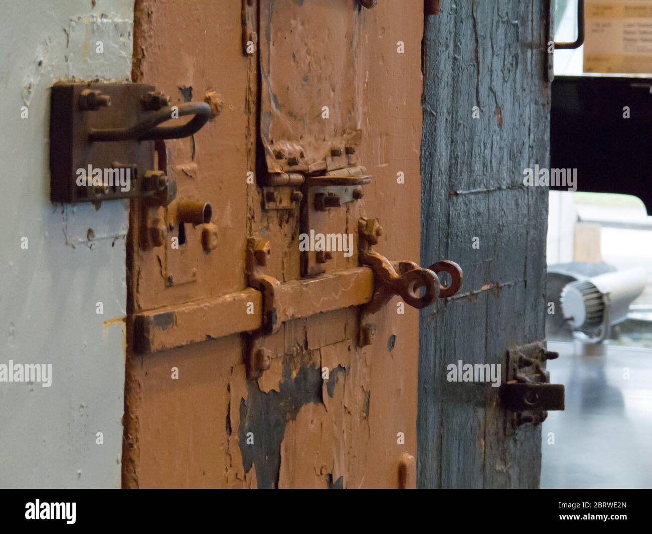 Porte di prigione con chiusura di serrature e portelli nel museo del comunismo e delle occupazioni e la libertà a Tallinn Estonia Foto Stock
