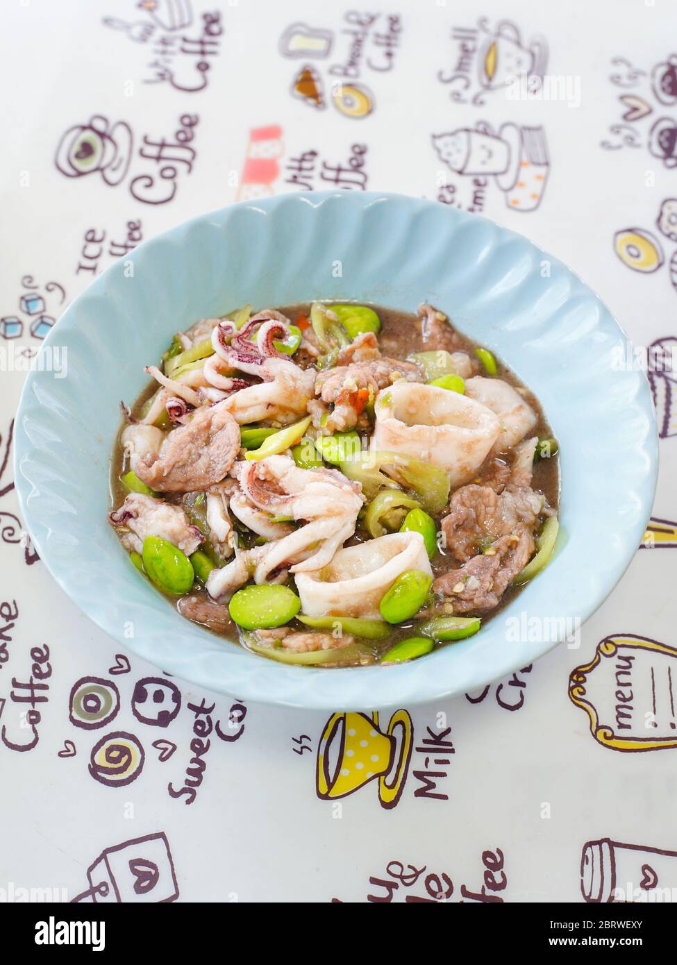 Colpo chiuso di cucina tailandese meridionale Stir fagiolo stink fritto con maiale e calamari. Foto Stock