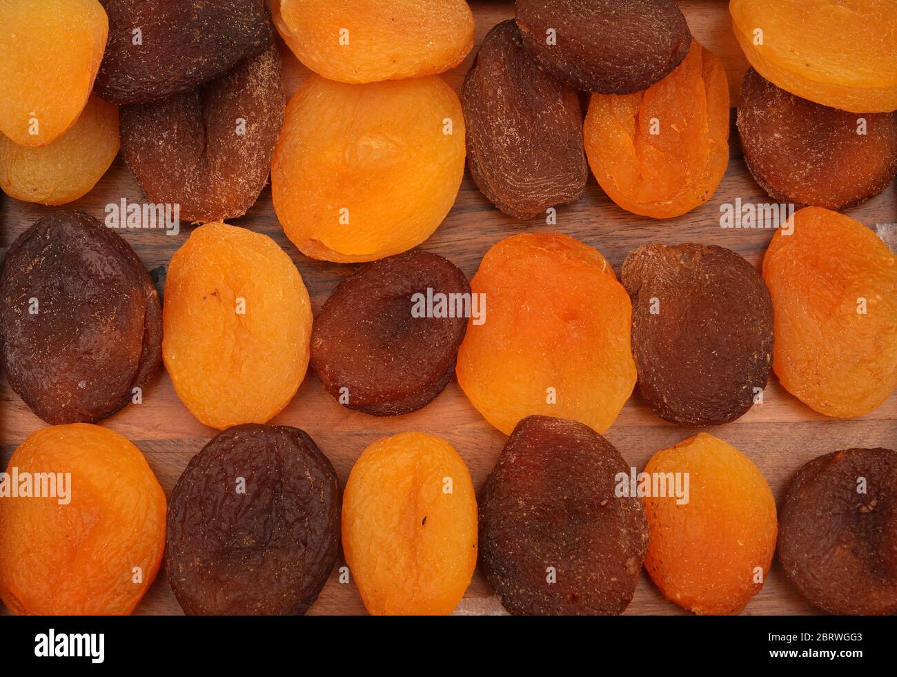 Albicocche secche organiche. Per texture o sfondo. Foto Stock