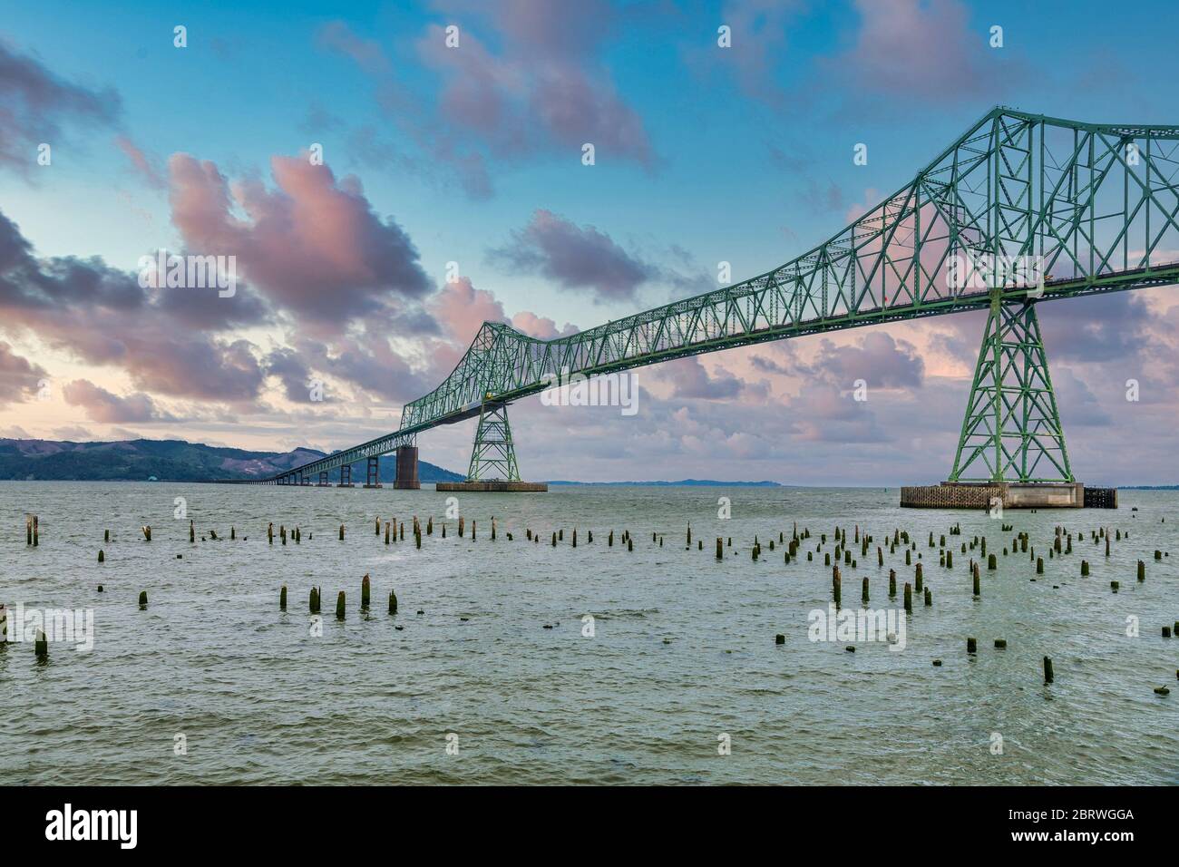 Green Steel Astoria Bridge sul porto Foto Stock