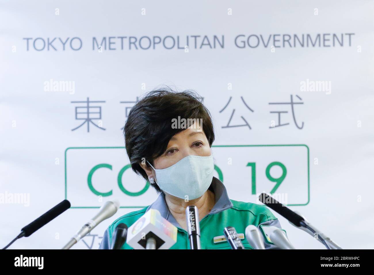 Tokyo, Giappone. 22 maggio 2020. Il governatore di Tokyo Yuriko Koike indossa una maschera facciale parla durante la sua regolare conferenza stampa presso l'edificio del governo metropolitano di Tokyo. Questo venerdì, il governo metropolitano di Tokyo ha riferito tre nuove infezioni da coronavirus nella città, il suo numero più basso dopo aver dichiarato lo stato di emergenza in Giappone lo scorso mese. Credit: Rodrigo Reyes Marin/ZUMA Wire/Alamy Live News Foto Stock