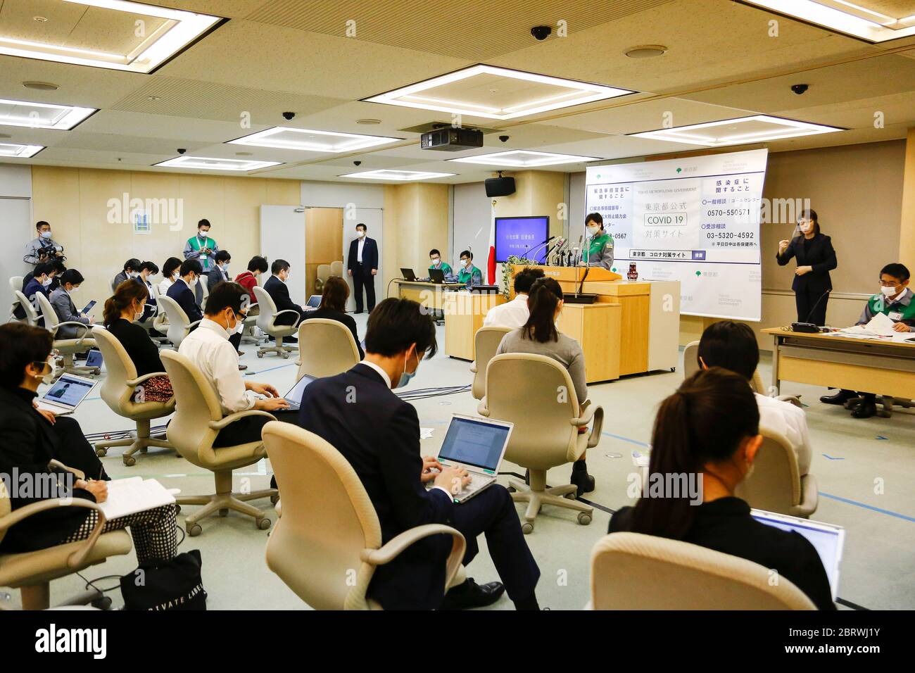 Tokyo, Giappone. 22 maggio 2020. Il governatore di Tokyo Yuriko Koike indossa una maschera facciale parla durante la sua regolare conferenza stampa presso l'edificio del governo metropolitano di Tokyo. Questo venerdì, il governo metropolitano di Tokyo ha riferito tre nuove infezioni da coronavirus nella città, il suo numero più basso dopo aver dichiarato lo stato di emergenza in Giappone lo scorso mese. Credit: Rodrigo Reyes Marin/ZUMA Wire/Alamy Live News Foto Stock