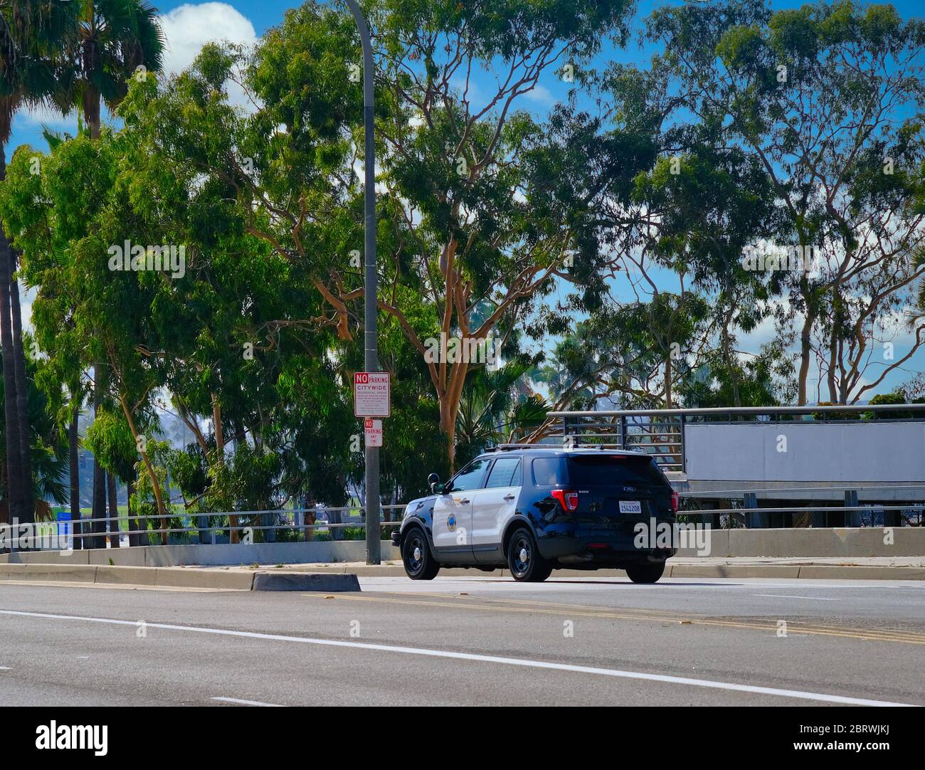 SUV della polizia su Empty Road Foto Stock