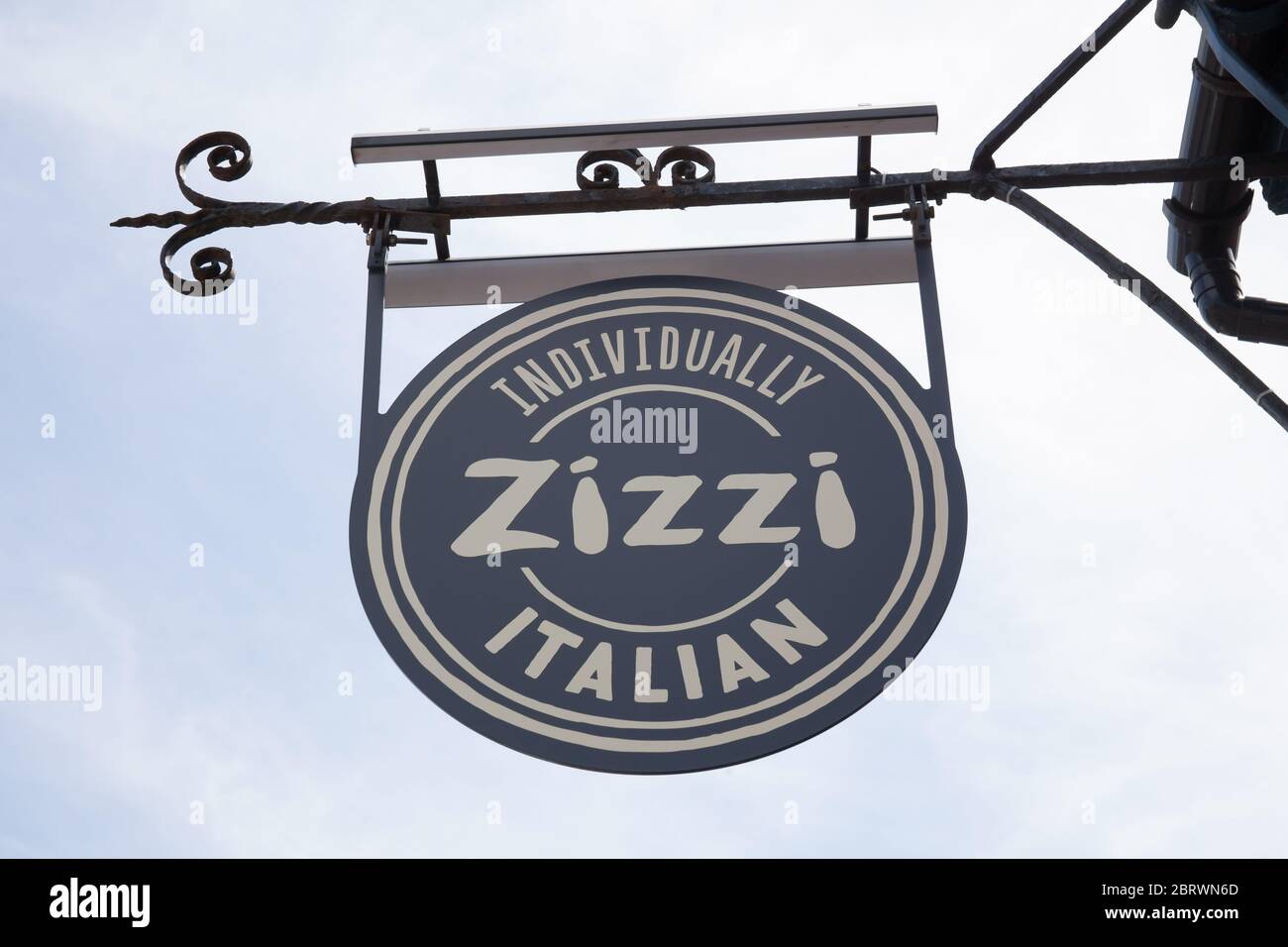 Il segno del Ristorante Italiano Zizzi a Beaconsfield, Buckinghamshire, UK Foto Stock