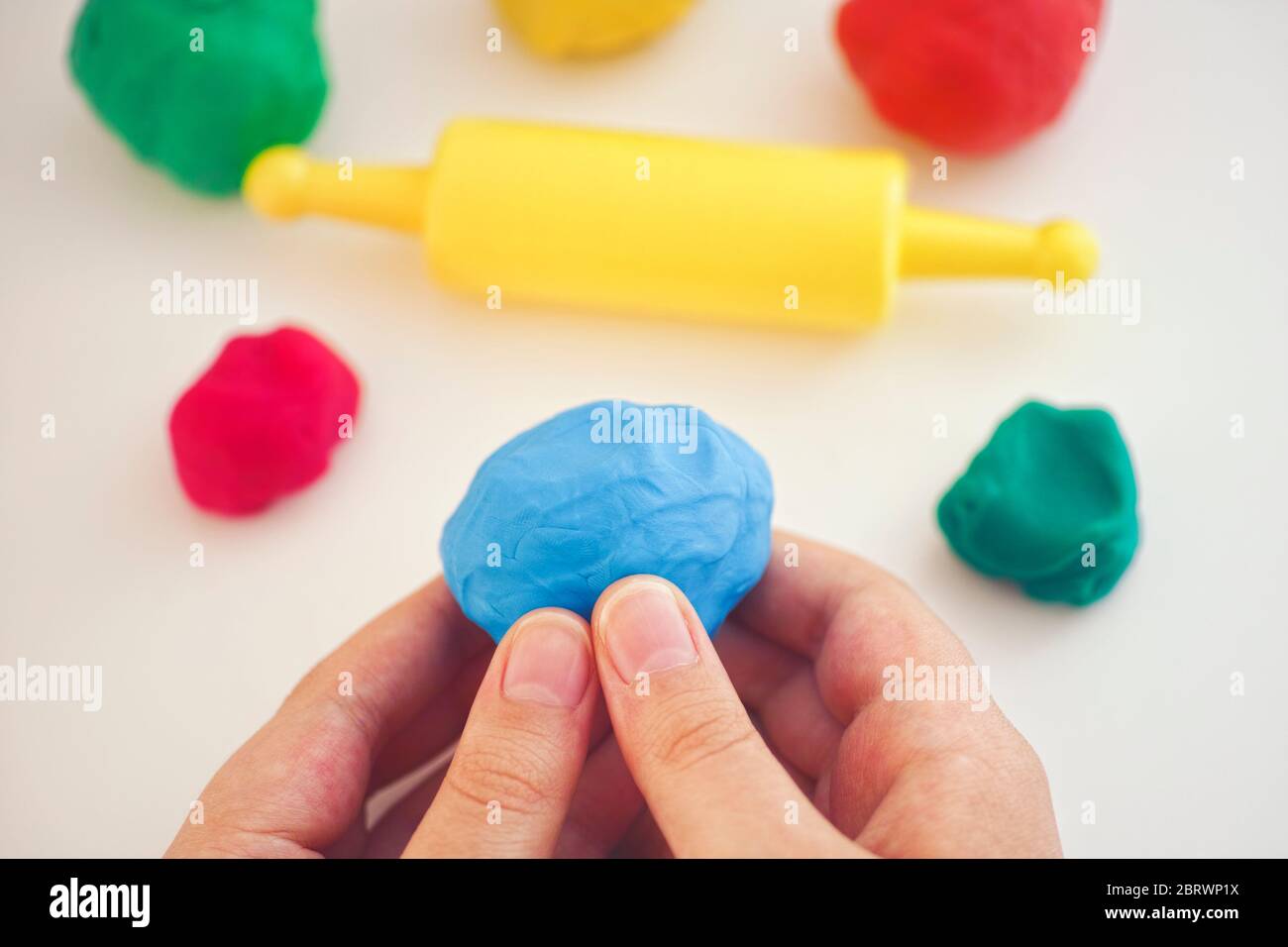 Bambini che giocano di plastilina. Close up. Foto Stock