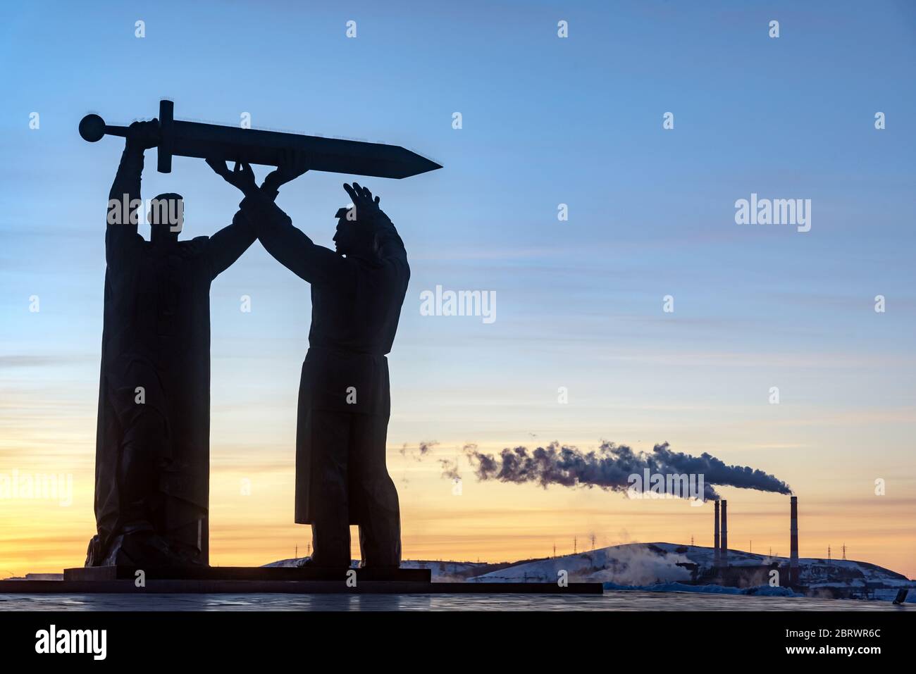 Magnitogorsk, Russia: Monumento sovietico 'retro-front Memorial' dedicato alla vittoria nella seconda guerra mondiale. Monumento ai soldati e ai lavoratori caduti Foto Stock