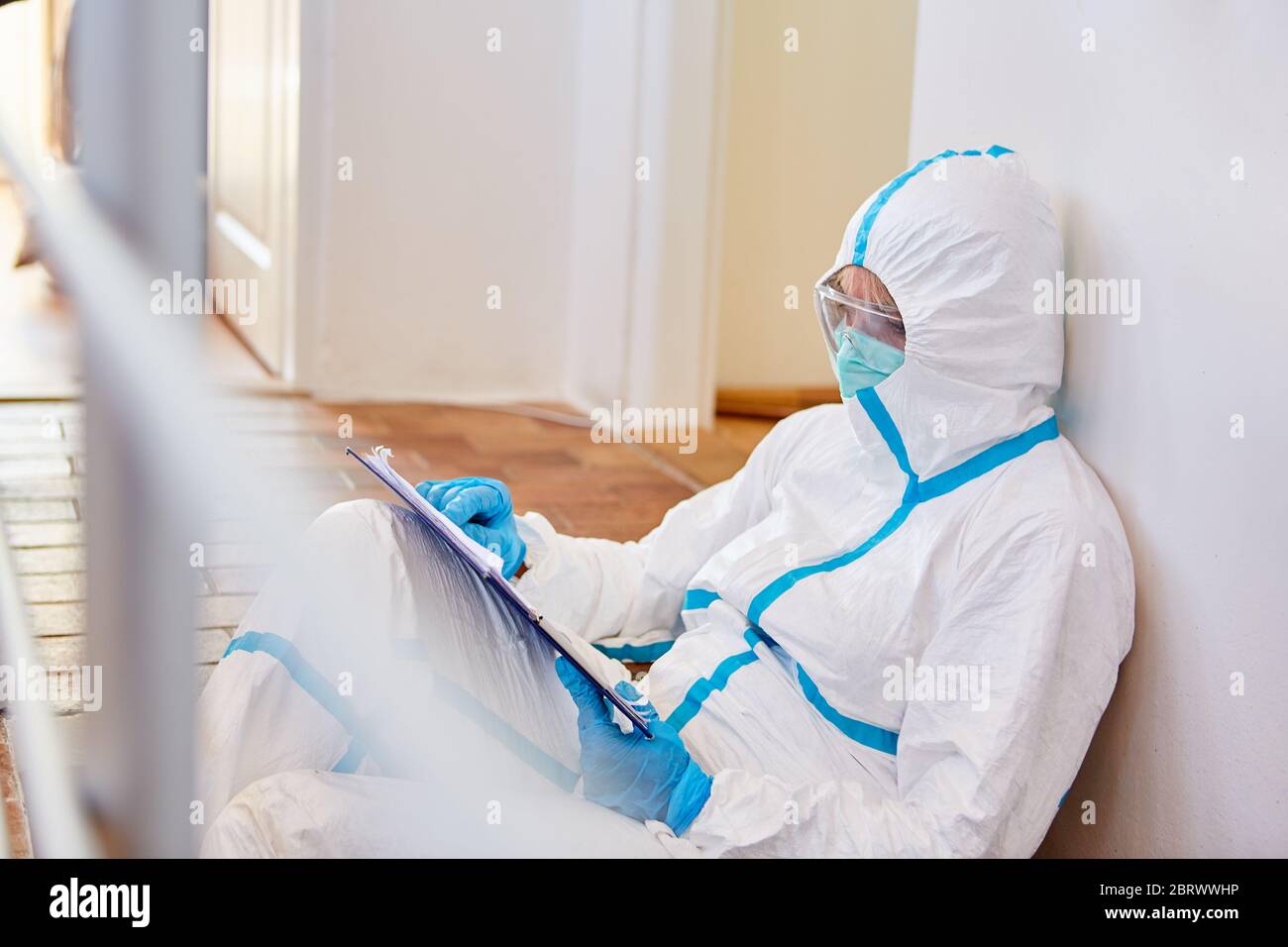 Scout di contenimento o personale infermieristico in clinica in elenco studi di abbigliamento protettivo durante la pausa durante l'epidemia di coronavirus Foto Stock