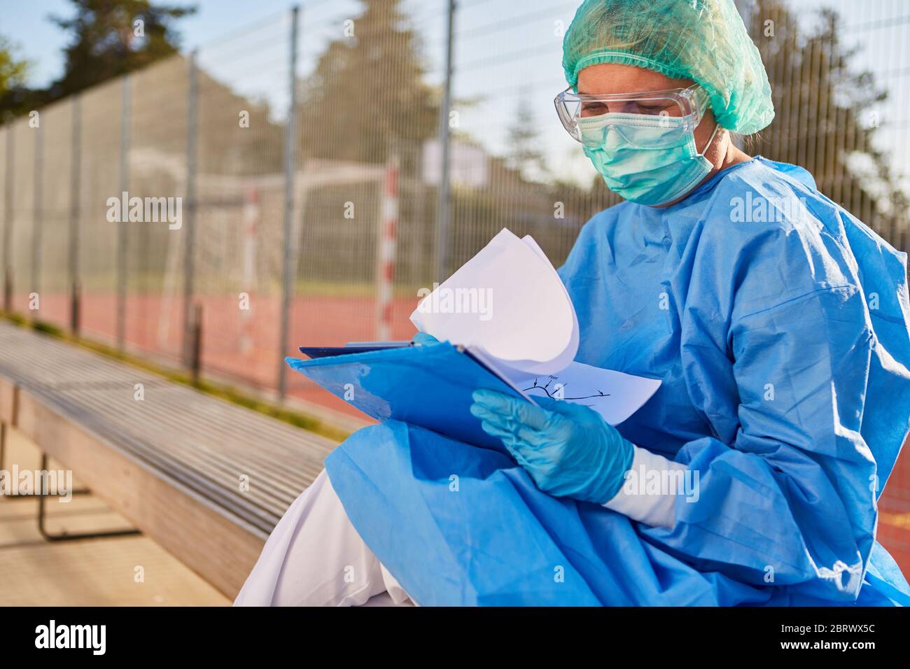 Personale clinico membro studi contatto tracking lista dei visitatori a coronavirus pandemic Foto Stock