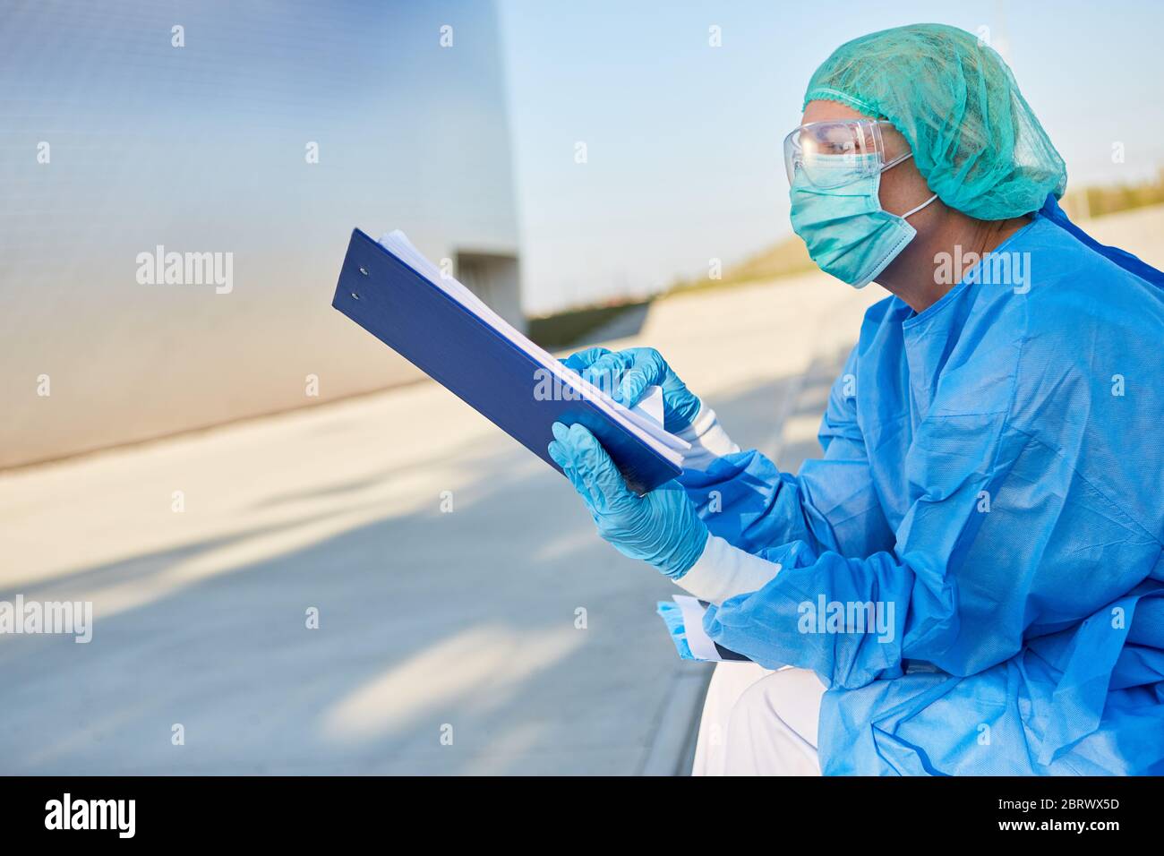 Scout di contenimento davanti all'elenco degli studi clinici per il monitoraggio dei contatti nella pandemia del coronavirus o del Covid-19 Foto Stock