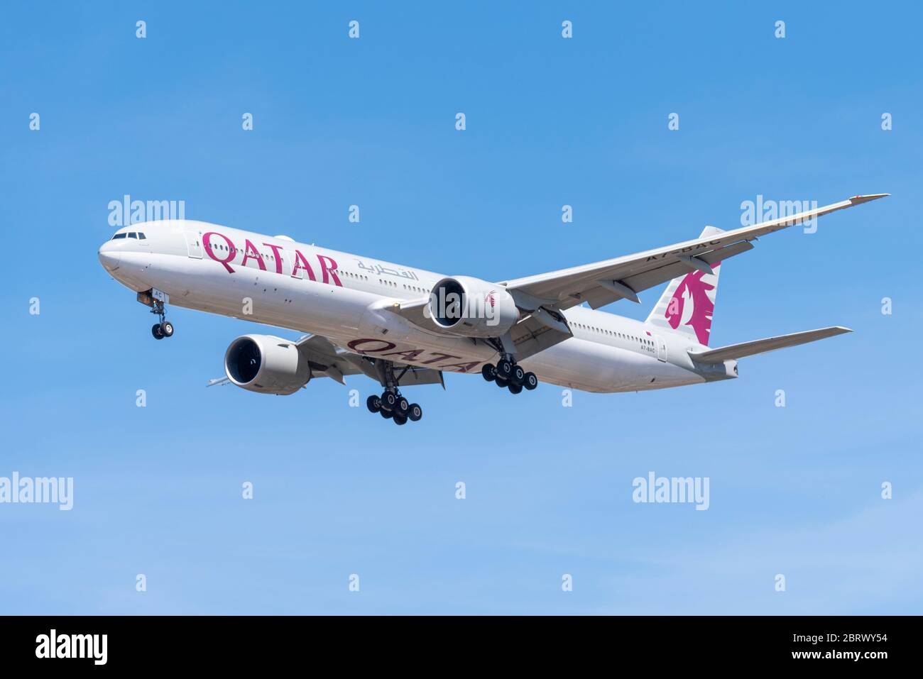 Qatar Airways Boeing 777 aereo di linea jet atterrando all'aeroporto Heathrow di Londra sopra Cranford, Londra, Regno Unito. Volo QR8328 da Doha Foto Stock