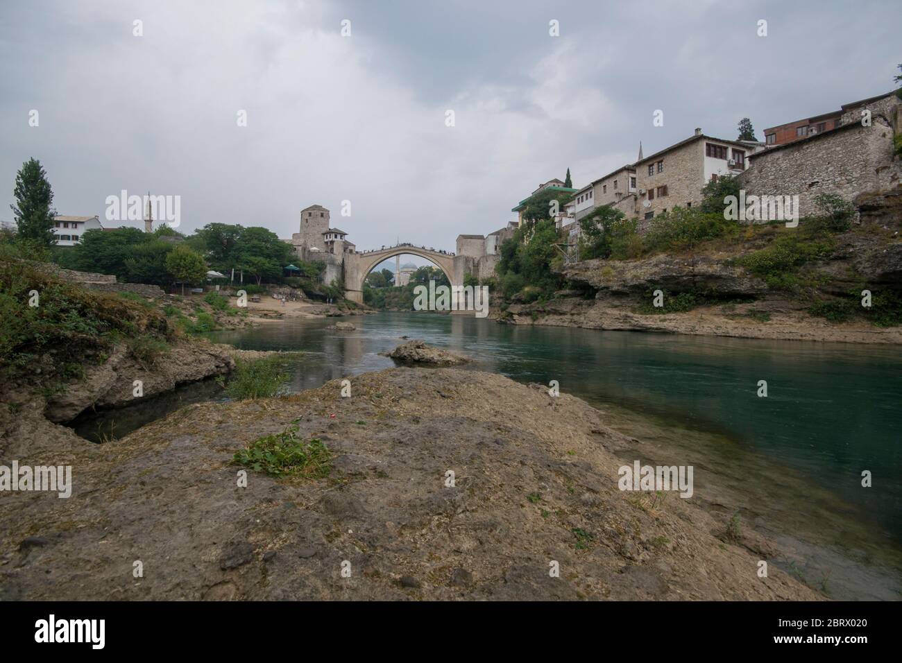 Stari Most, conosciuto anche come Mostar Bridge, è un ponte ottomano ricostruito del XVI secolo nella città di Mostar in Bosnia Foto Stock