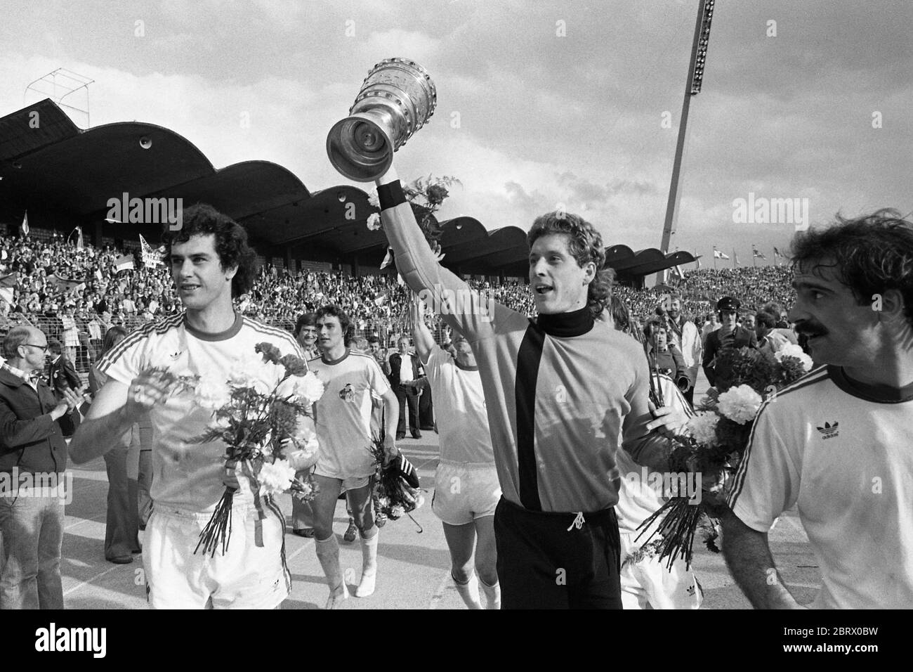 Koelner Kublegende Gerd Strack morì all'età di 64 anni. Foto d'archivio; goalwart Harald toni SCHUMACHER (con), FC Colonia festeggia con il DFB-Pokal, ha lasciato Gerd STRACK con Blumenstrauss, calcio DFB Pokal finale, Hertha BSC Berlino - FC Colonia 1: 1, replay su 30.05.1977. Registrazione SW, | utilizzo in tutto il mondo Foto Stock