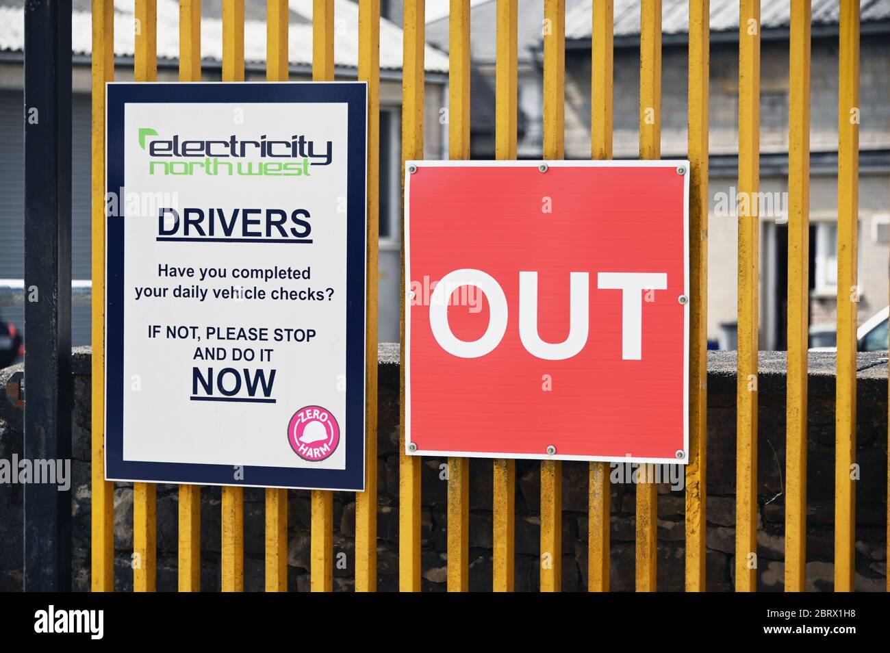Cartelli informativi su cancello metallico. Elettricità deposito Nord Ovest. Parkside Road, Netherfield, Kendal, Cumbria, Inghilterra, Regno Unito, Europa. Foto Stock