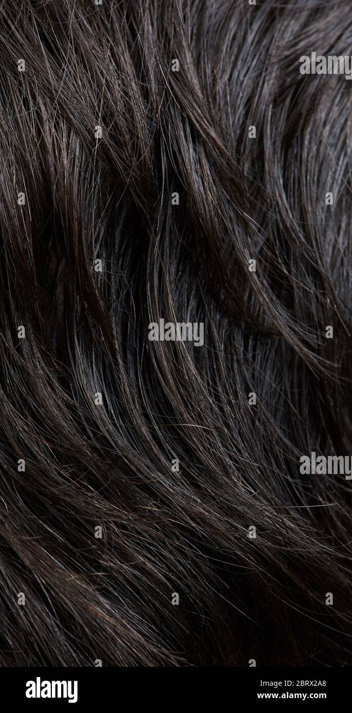 Vista ravvicinata macro di superficie dei capelli umani marrone scuro Foto Stock