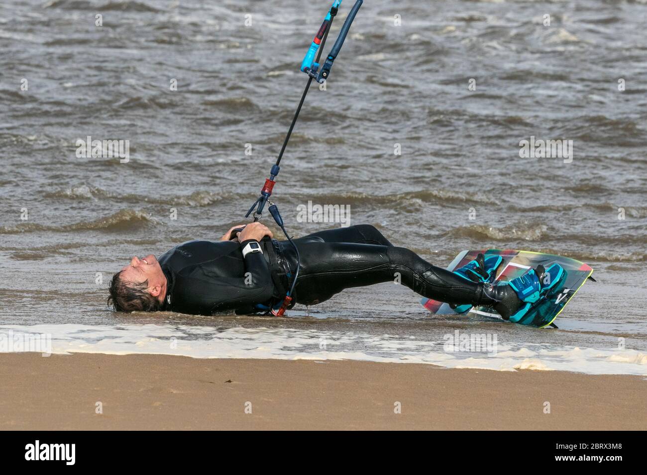 Southport, Merseyside, 22 maggio 2020. Un kitesurfer sfrutta al massimo le condizioni di vento, mentre kitesurfs lungo la costa della spiaggia di Southport a Merseyside. Credit: Cernan Elias/Alamy Live News Foto Stock