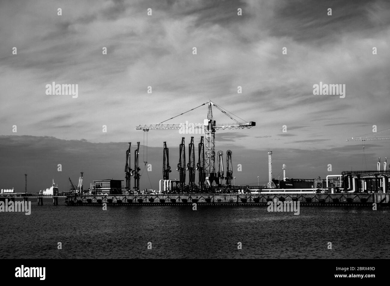 Terminal del petrolio greggio. Il terminale per olio è un impianto industriale per lo stoccaggio di olio e prodotti petrolchimici. Porta industriale. Terminale di porta. Foto Stock