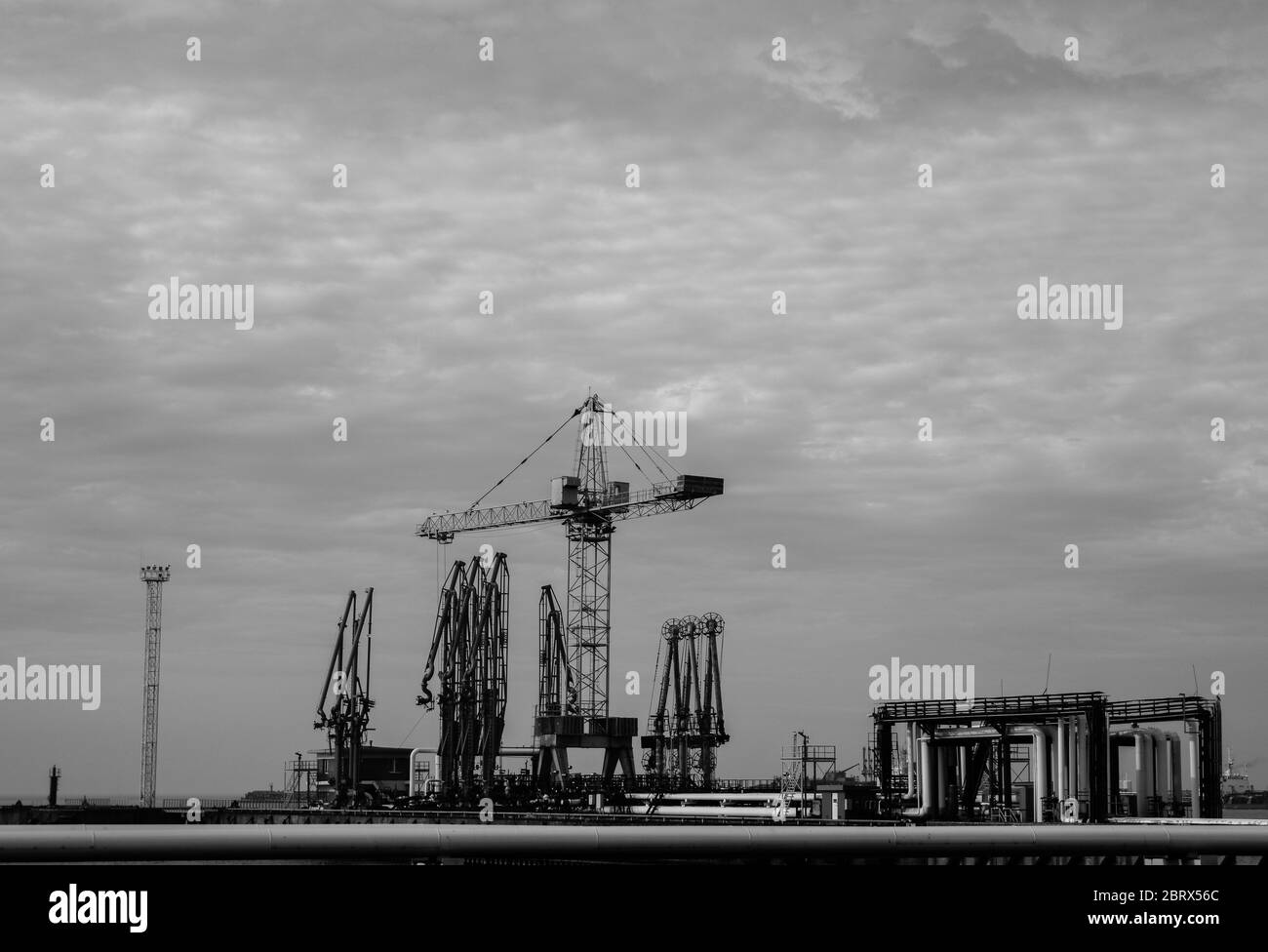 Terminal del petrolio greggio. Il terminale per olio è un impianto industriale per lo stoccaggio di olio e prodotti petrolchimici. Porta industriale. Terminale di porta. Foto Stock