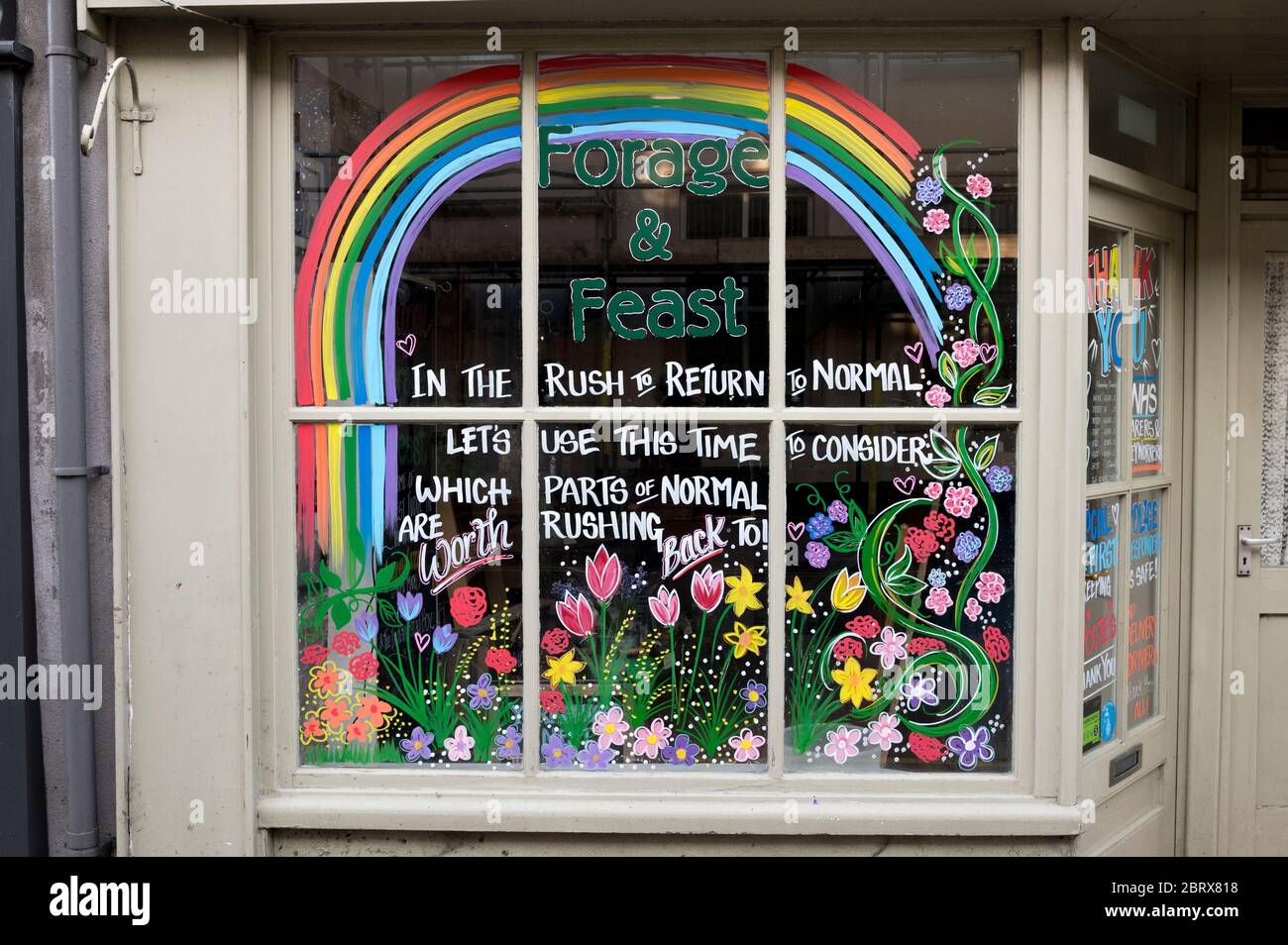 Vetrine a Settle, North Yorkshire, decorate con opere d'arte e arcobaleni NHS durante il periodo di chiusura del Covid-19. Foto Stock